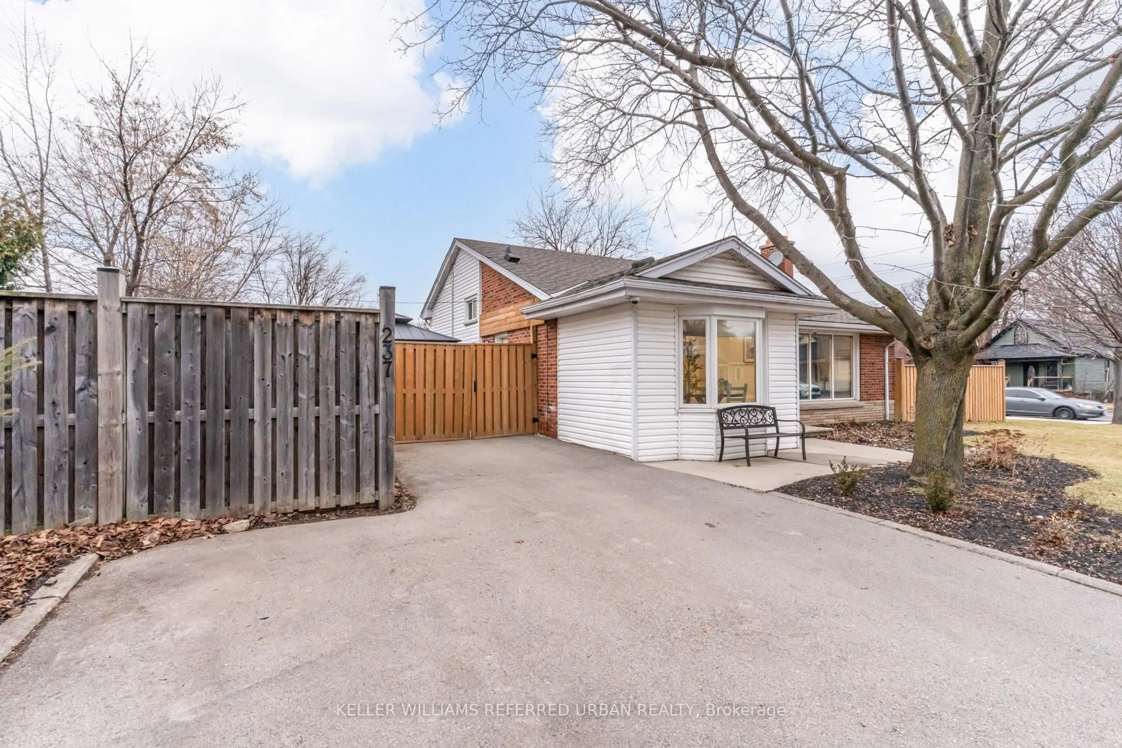 A pic from outside/outdoor area/front of a property/back of a property/a pic from drone, street for 237 Hoover Cres, Hamilton Ontario L9A 3H5