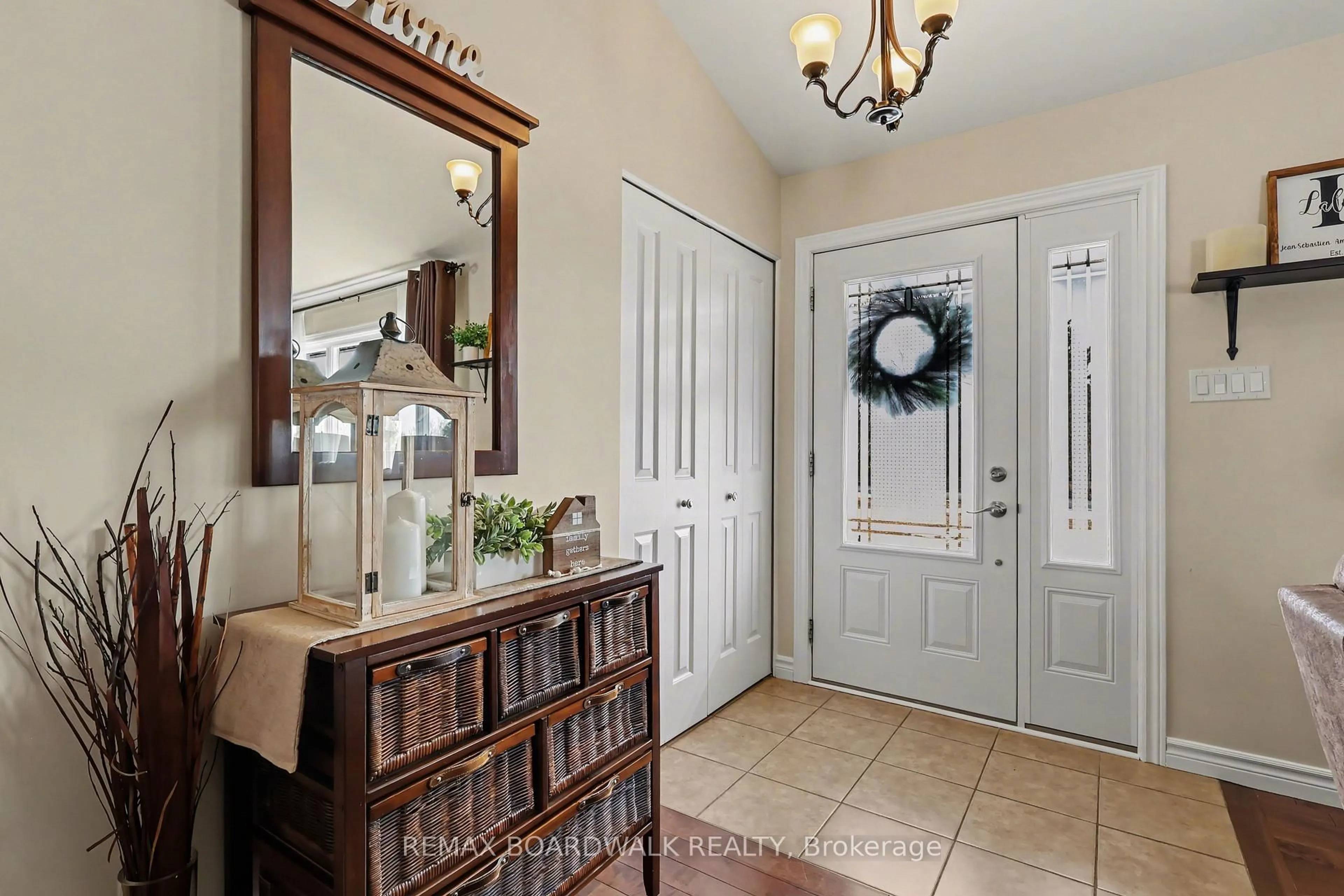 Indoor entryway for 104 Moise Gendron St, Clarence-Rockland Ontario K0A 1E0