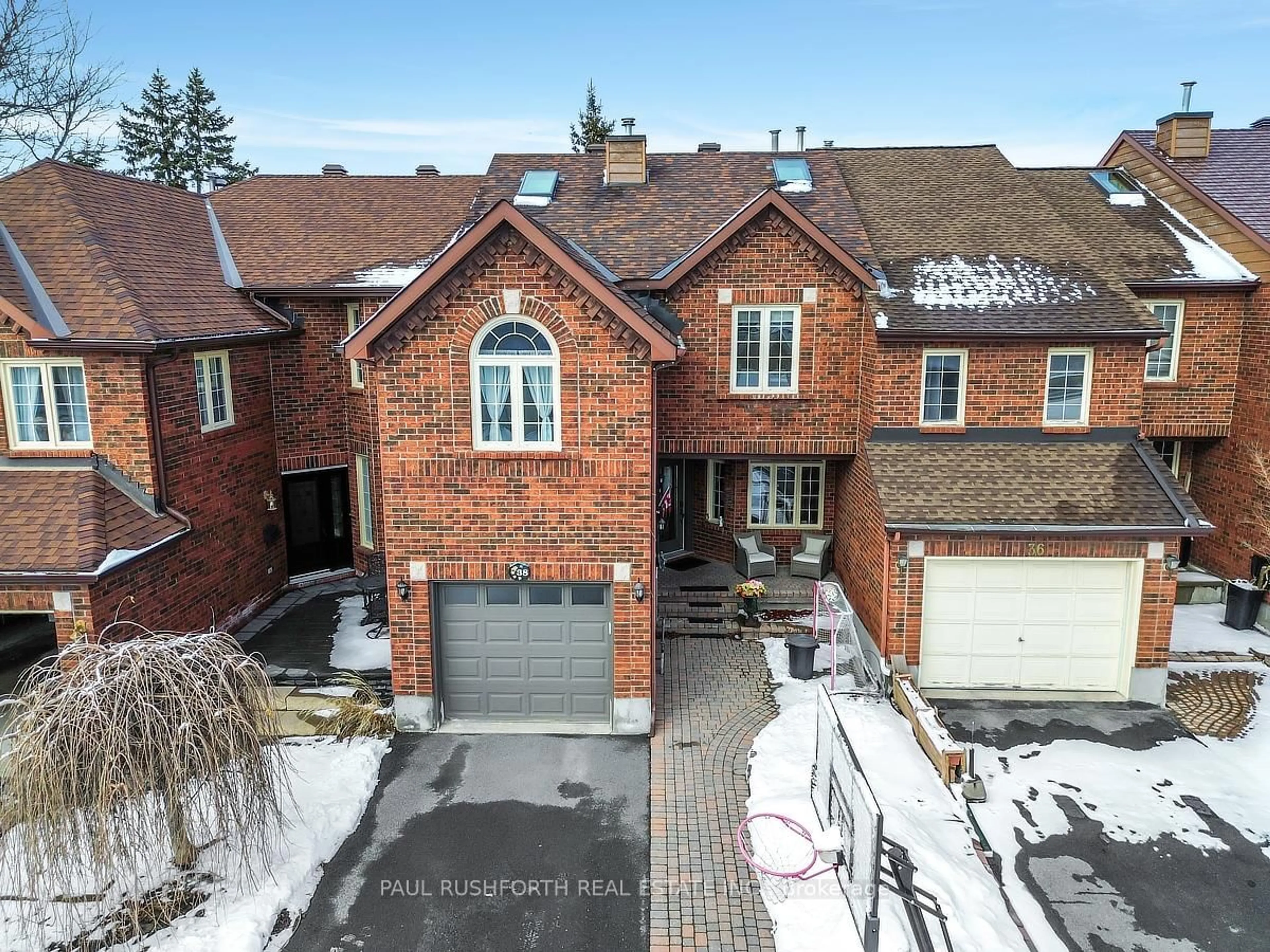 A pic from outside/outdoor area/front of a property/back of a property/a pic from drone, street for 38 Windeyer Cres, Ottawa Ontario K2K 2P7
