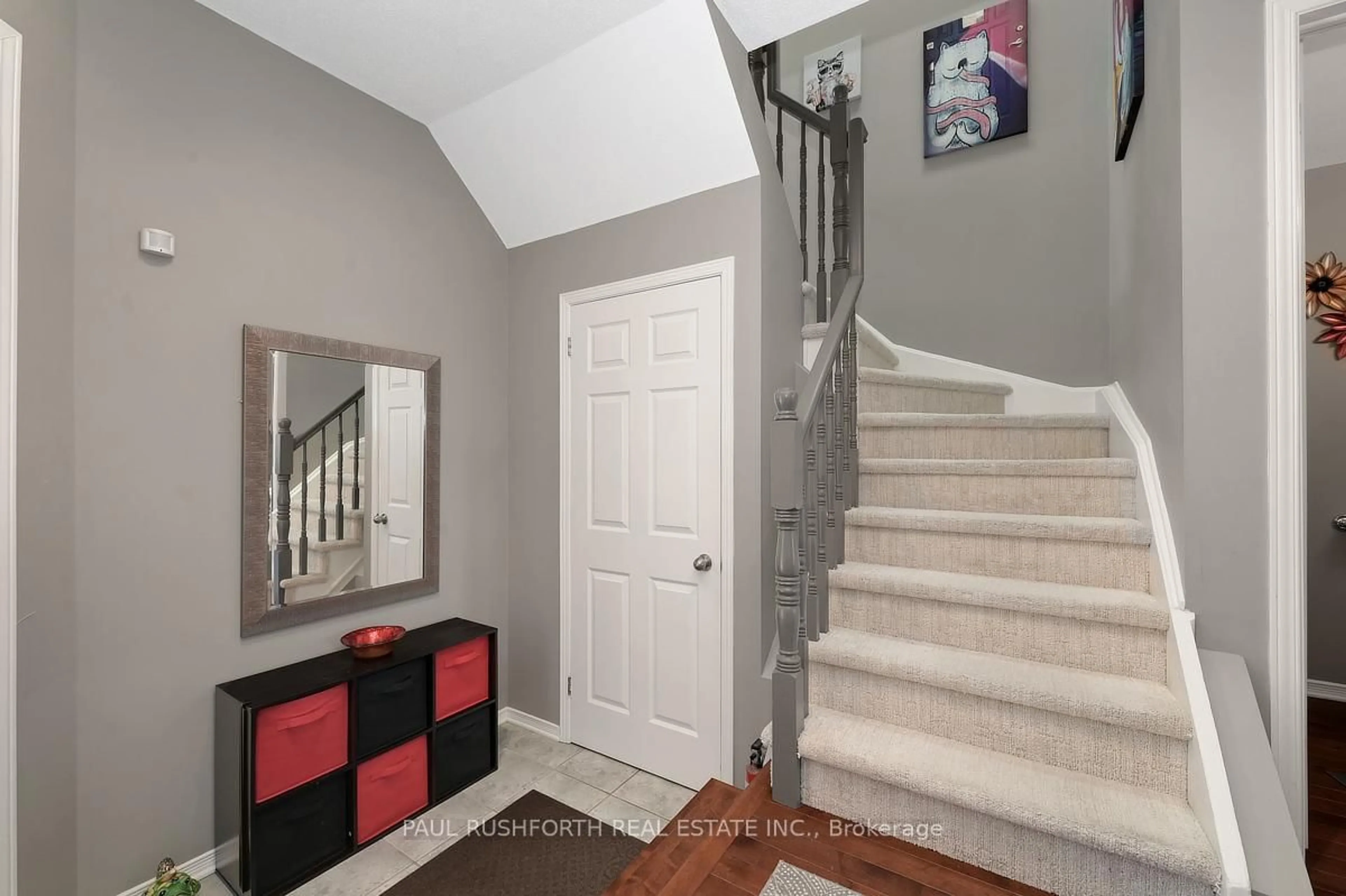Indoor entryway for 38 Windeyer Cres, Ottawa Ontario K2K 2P7