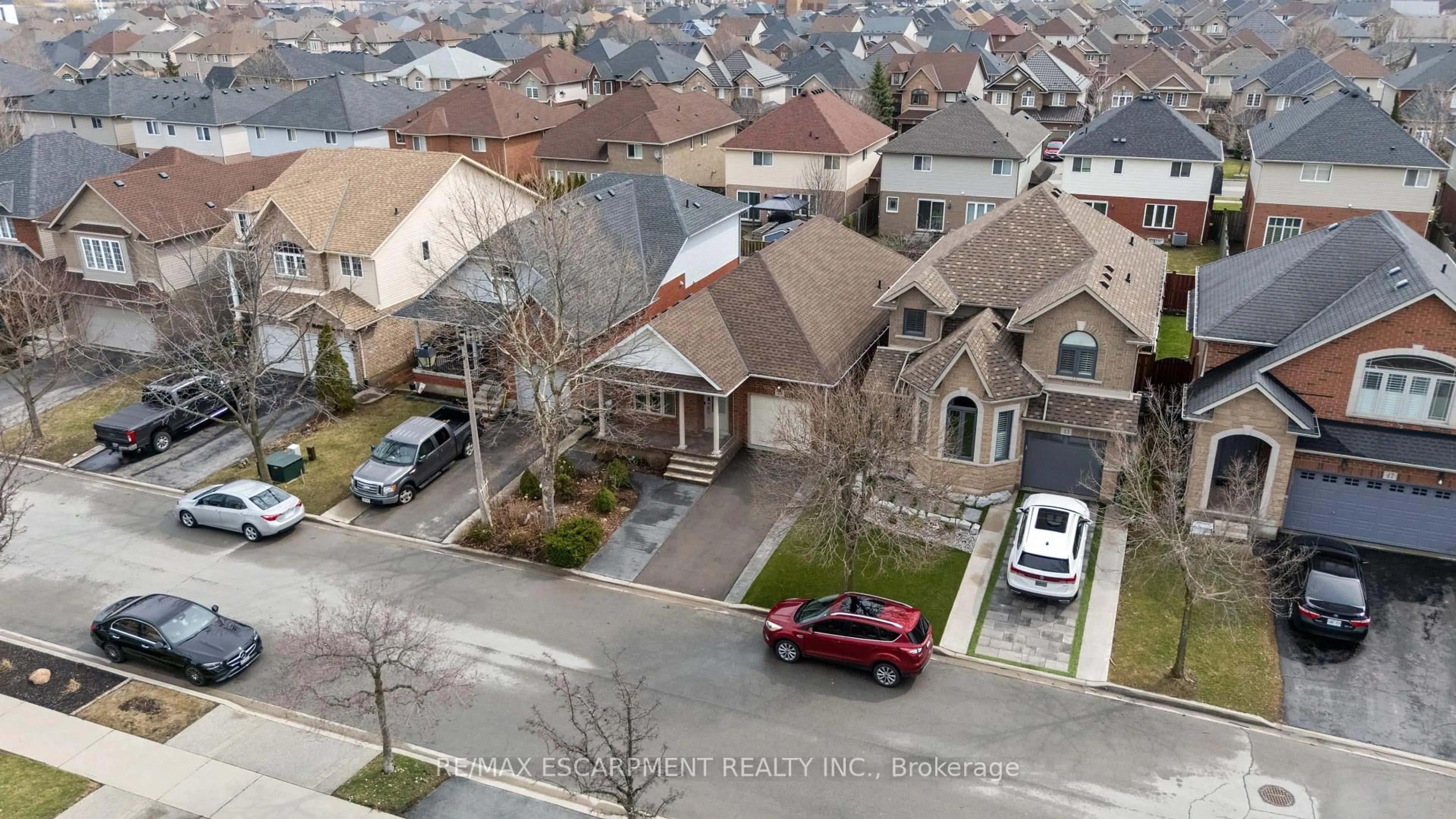 A pic from outside/outdoor area/front of a property/back of a property/a pic from drone, street for 39 McKibbon Ave, Hamilton Ontario L0R 1P0
