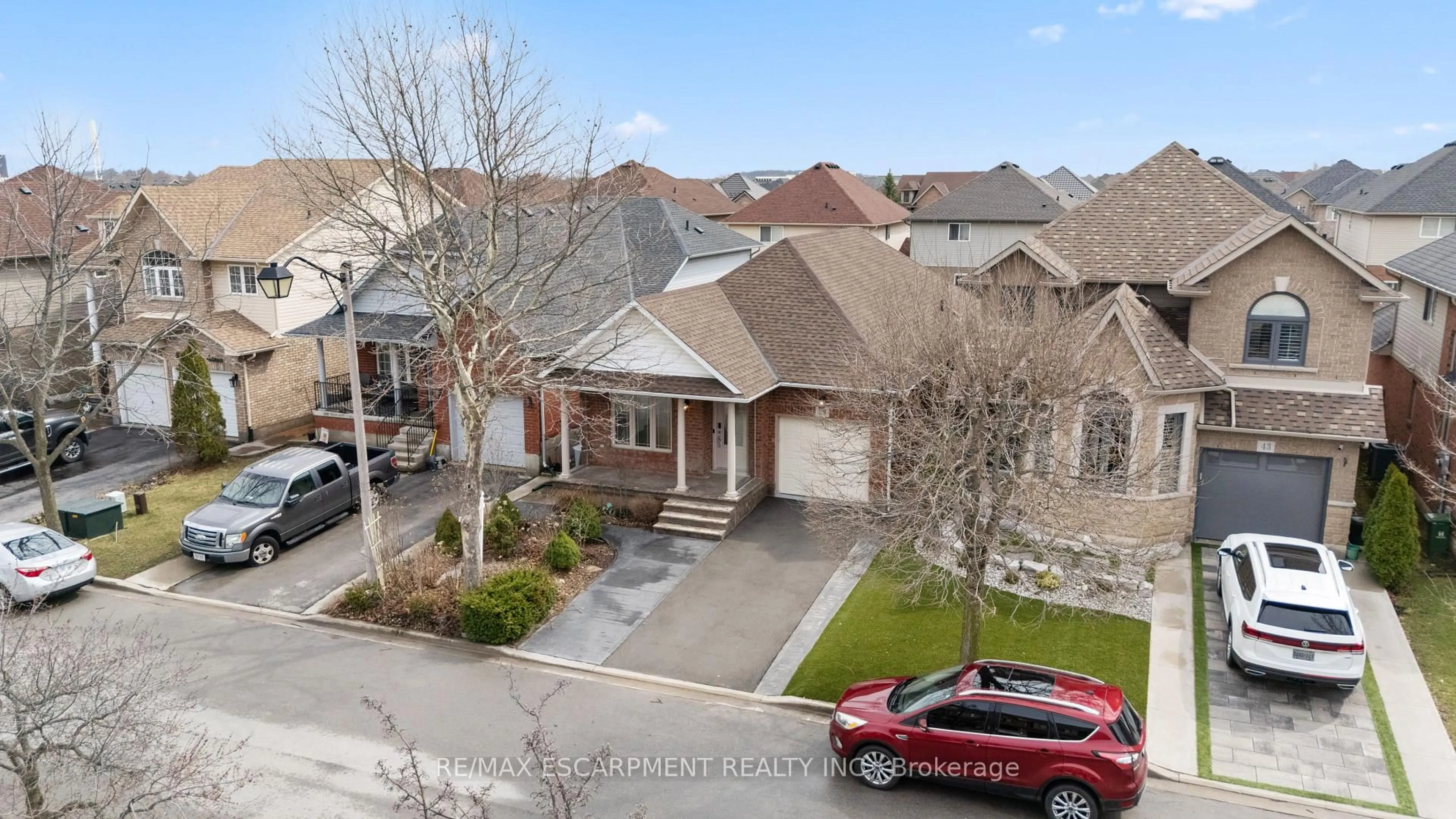 A pic from outside/outdoor area/front of a property/back of a property/a pic from drone, street for 39 McKibbon Ave, Hamilton Ontario L0R 1P0