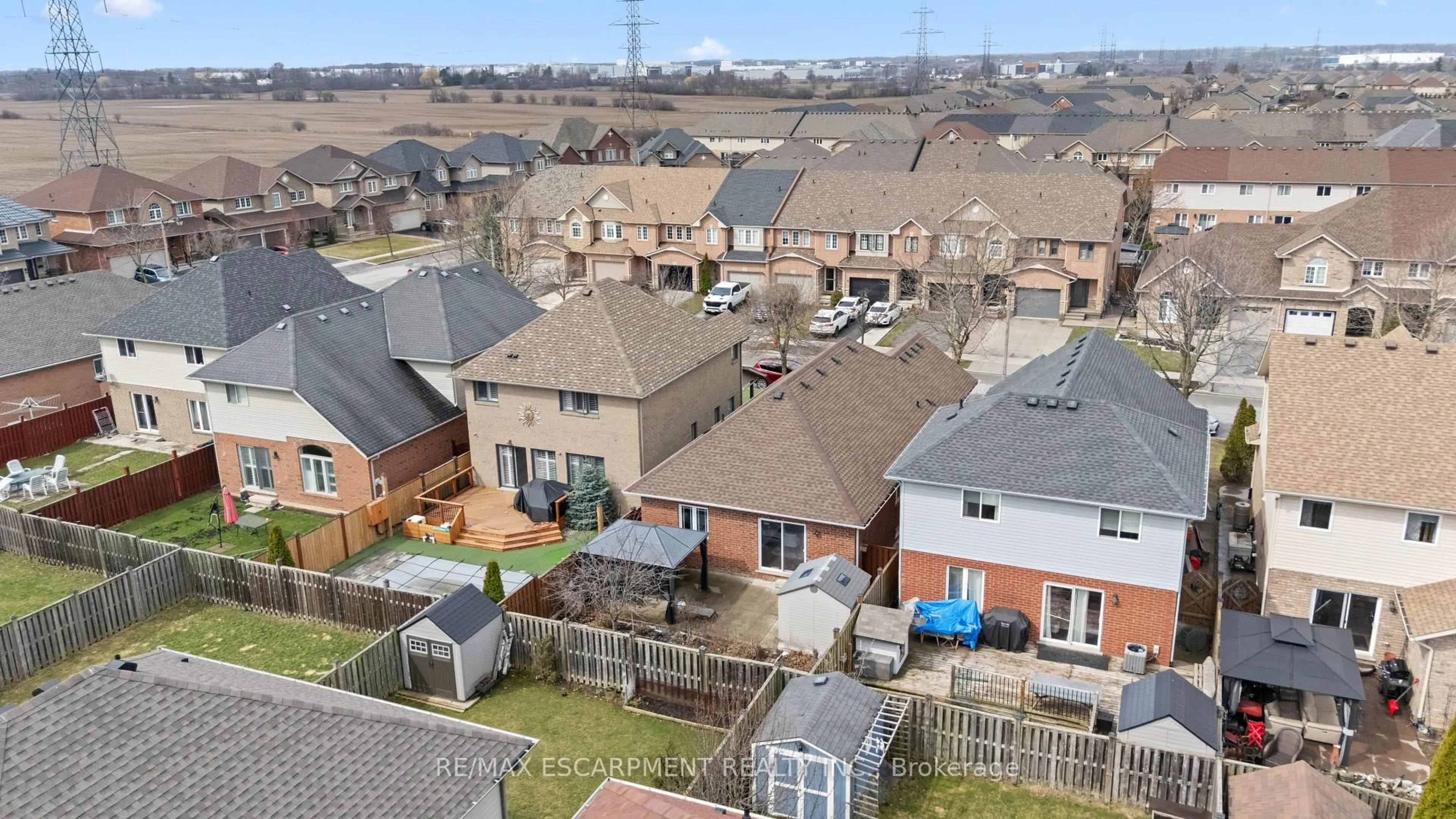 A pic from outside/outdoor area/front of a property/back of a property/a pic from drone, unknown for 39 McKibbon Ave, Hamilton Ontario L0R 1P0