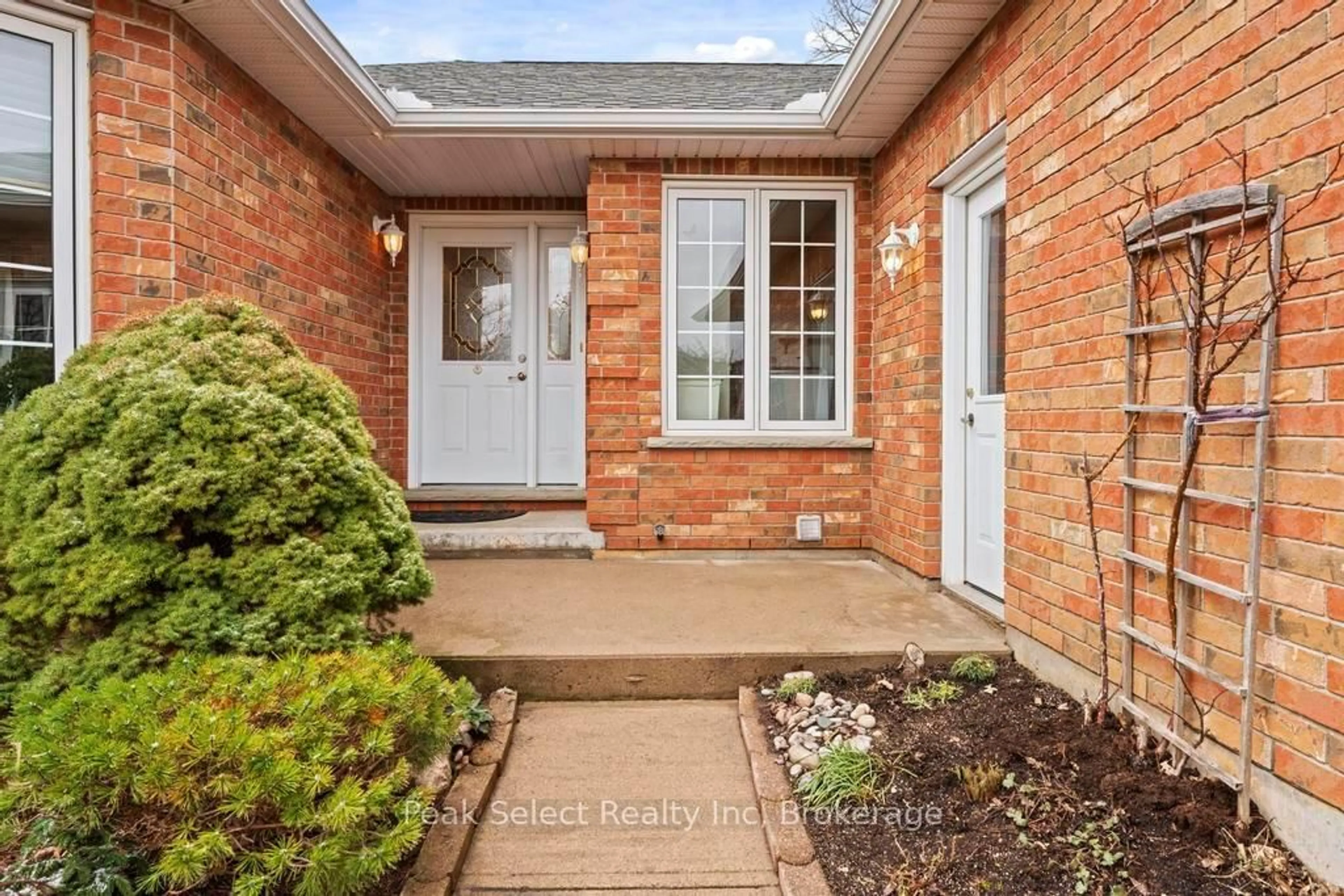 Indoor entryway for 30 Ann St #31, St. Marys Ontario N4X 1C8