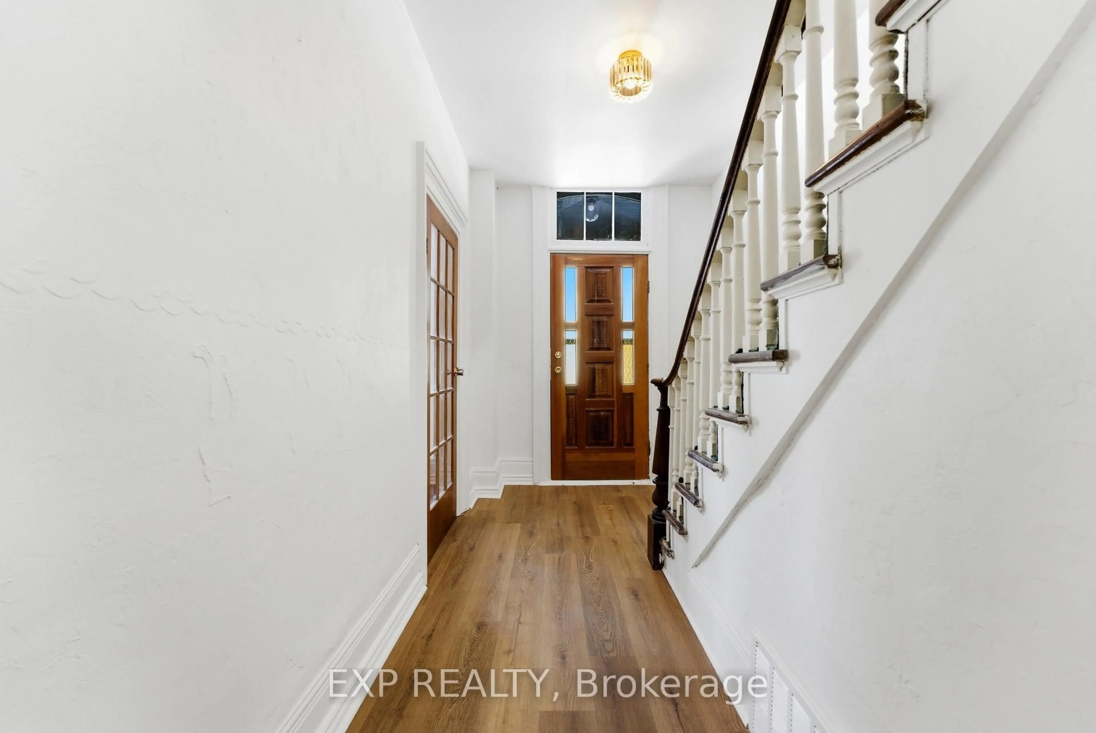 Indoor entryway for 300 Charles St, Belleville Ontario K8N 3M8