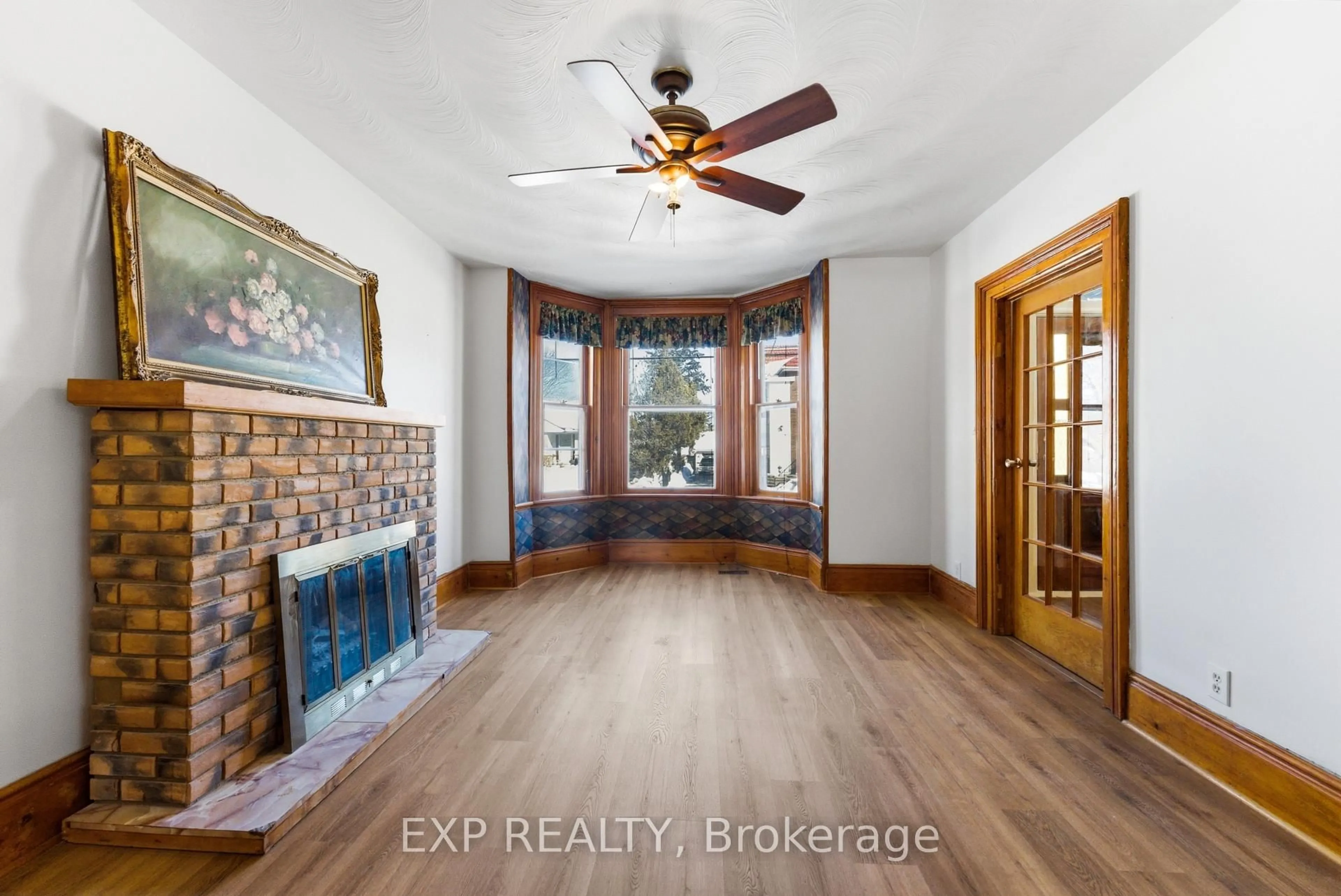 Indoor entryway for 300 Charles St, Belleville Ontario K8N 3M8