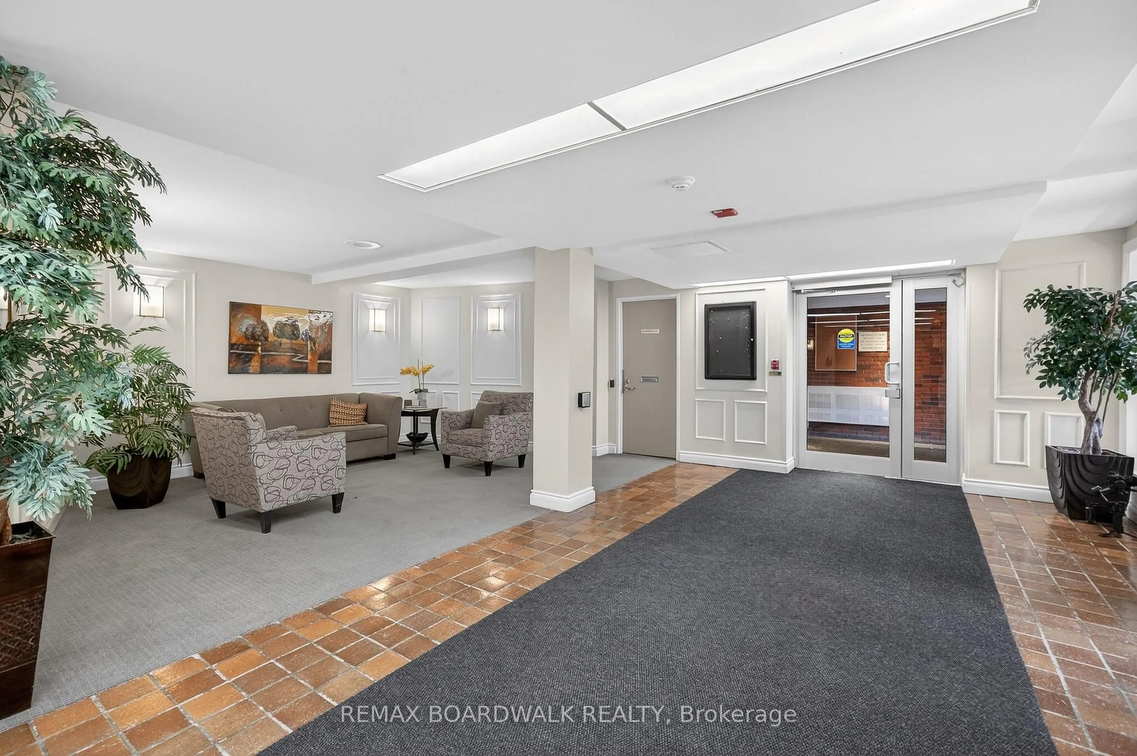 Indoor foyer for 1356 Meadowlands Dr #407, Ottawa Ontario K2E 6K6