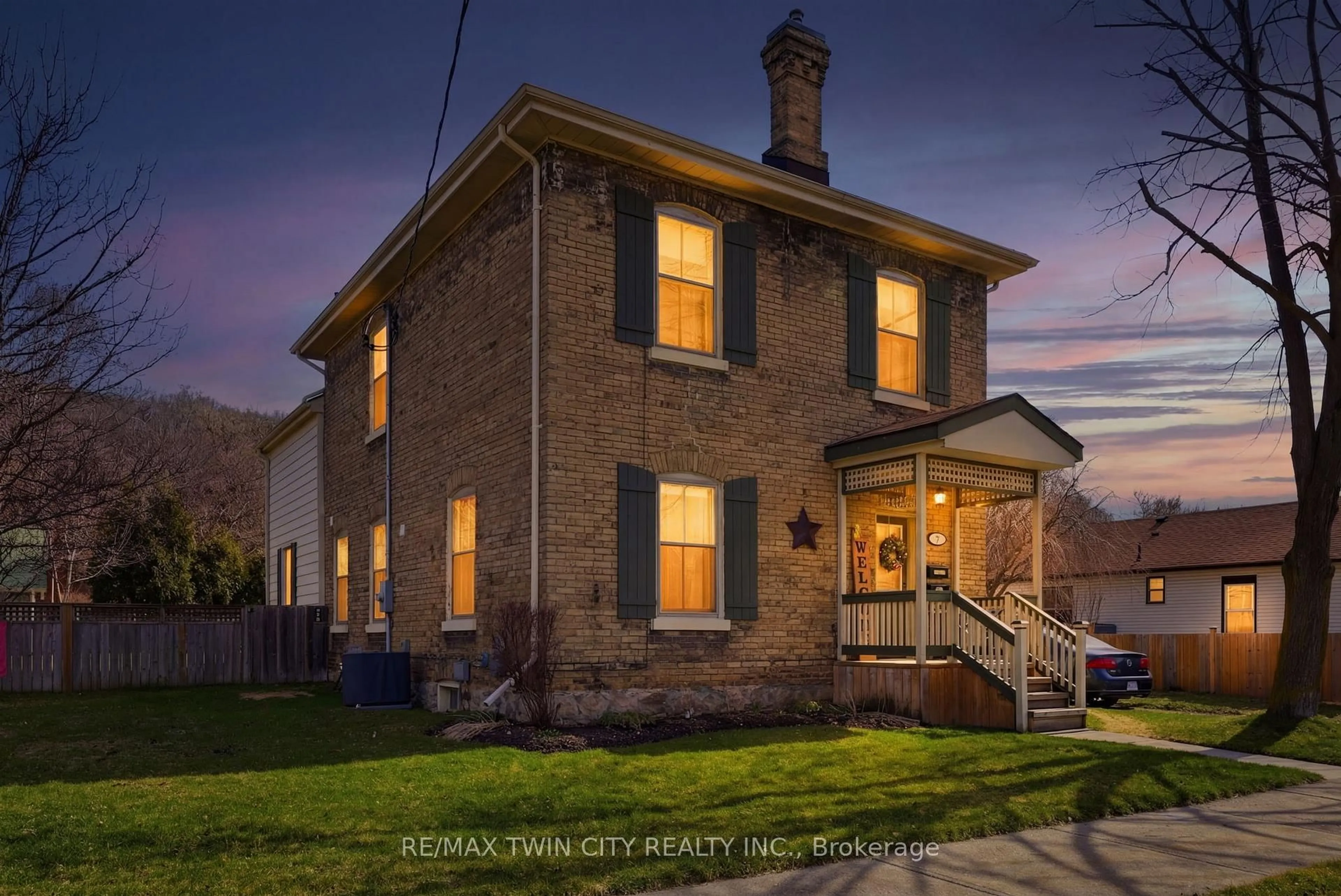 Home with brick exterior material, building for 9 Willow St, Brant Ontario N3L 2K5