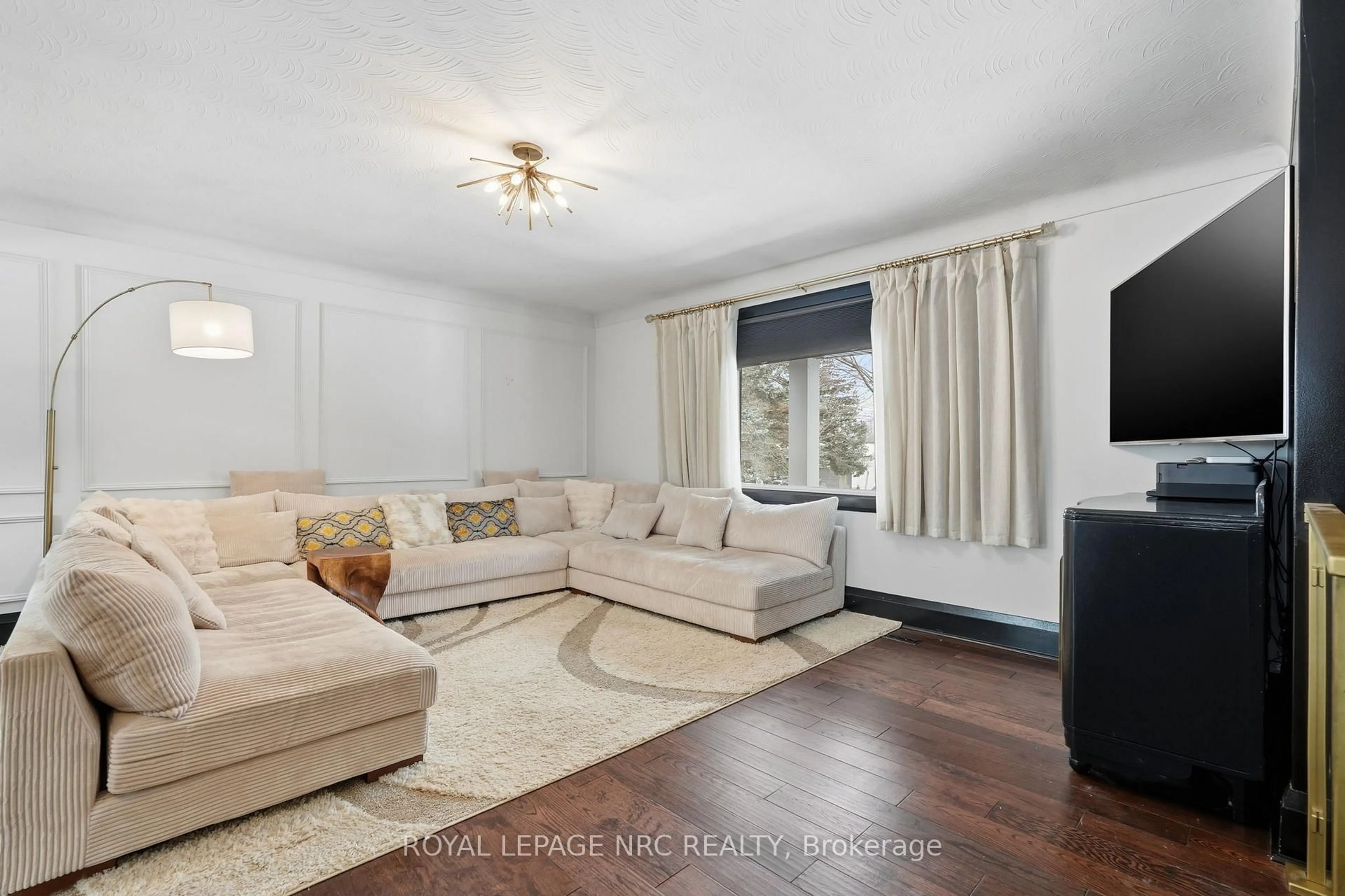 Living room with furniture, unknown for 13 Upper Canada Dr, Niagara-on-the-Lake Ontario L0S 1J0