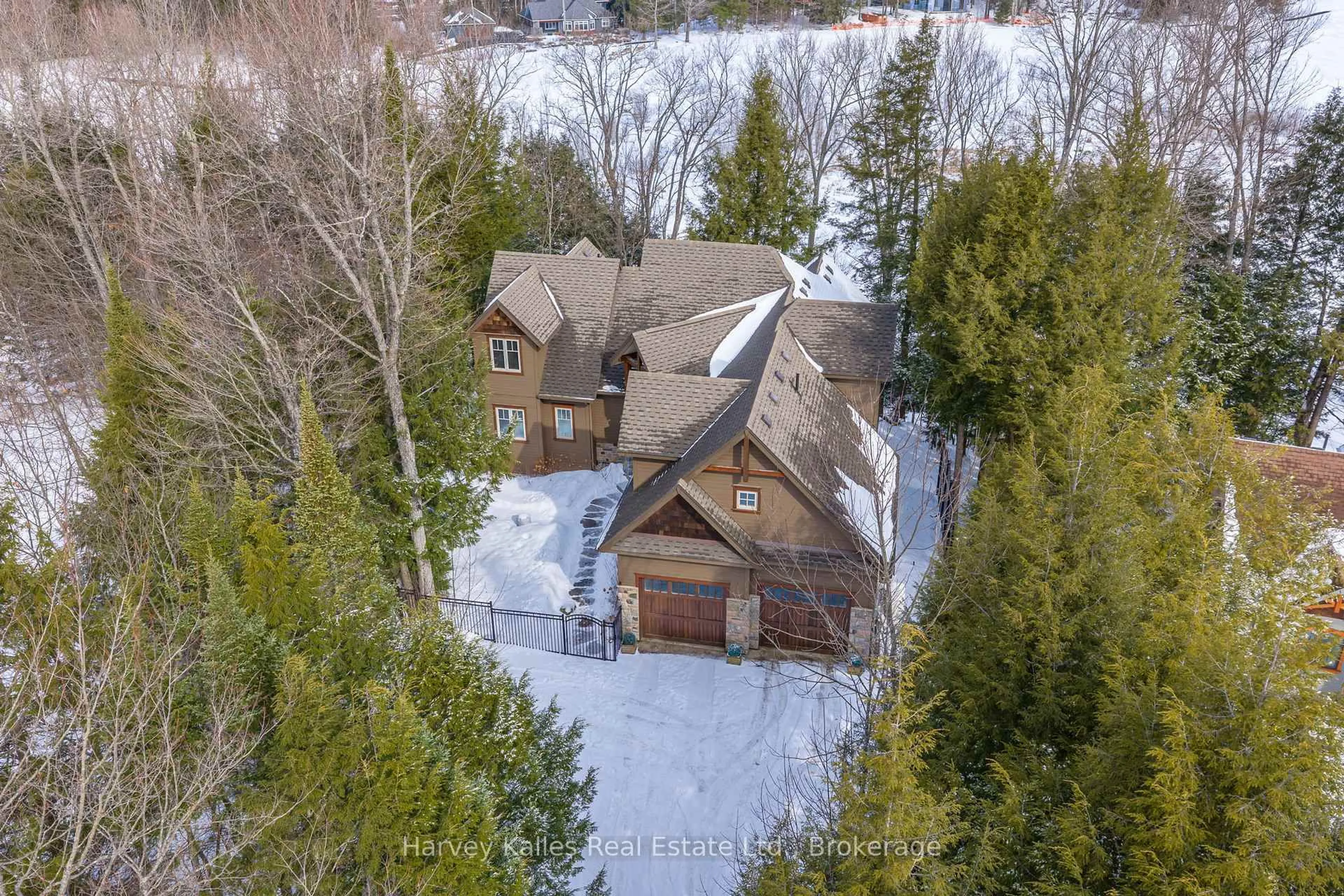 A pic from outside/outdoor area/front of a property/back of a property/a pic from drone, unknown for 55 Clubhouse Dr, Huntsville Ontario P1H 1B1