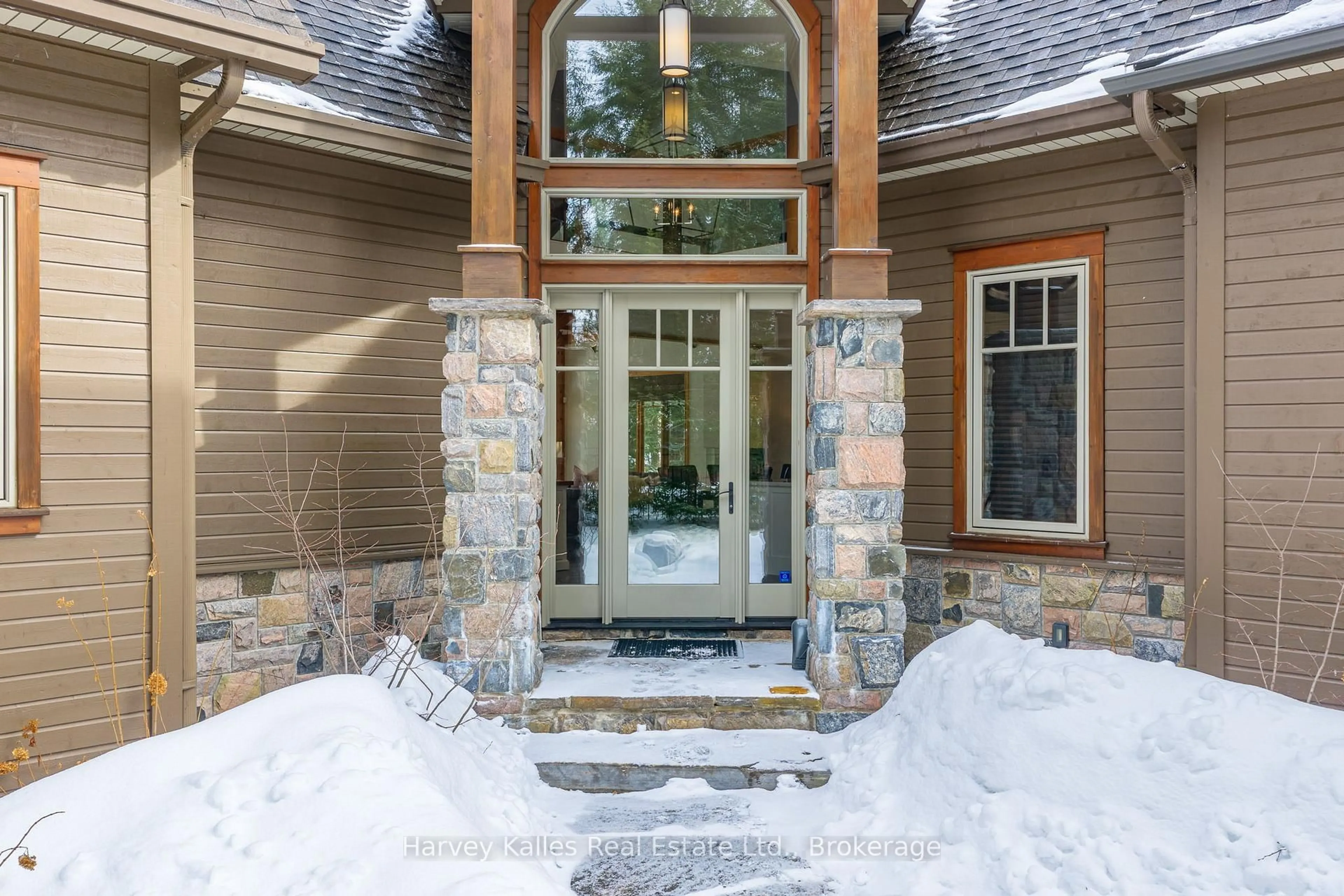 Indoor entryway for 55 Clubhouse Dr, Huntsville Ontario P1H 1B1