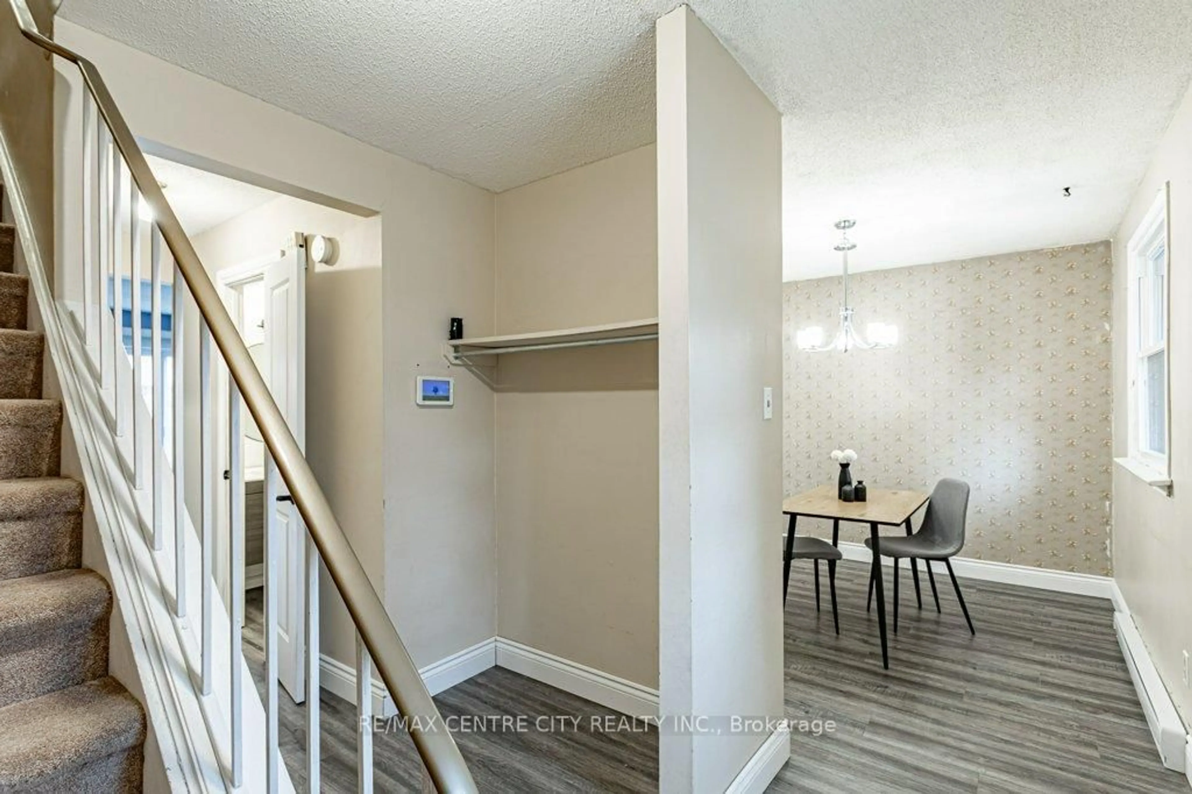 Indoor entryway for 1330 Jalna Blvd #60, London South Ontario N6E 2H7