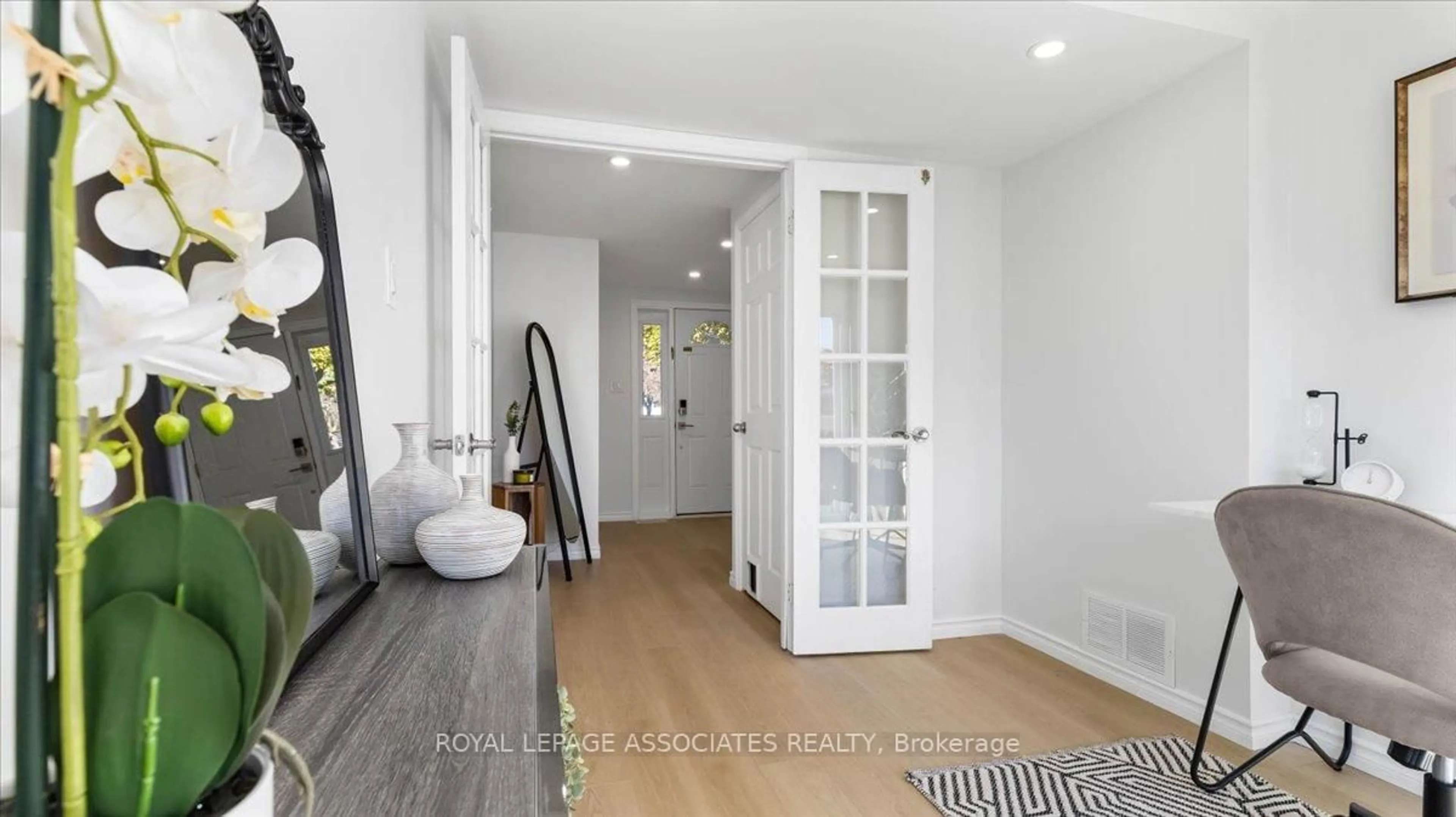 Indoor entryway for 27 Janlyn Cres, Belleville Ontario K8N 1L1