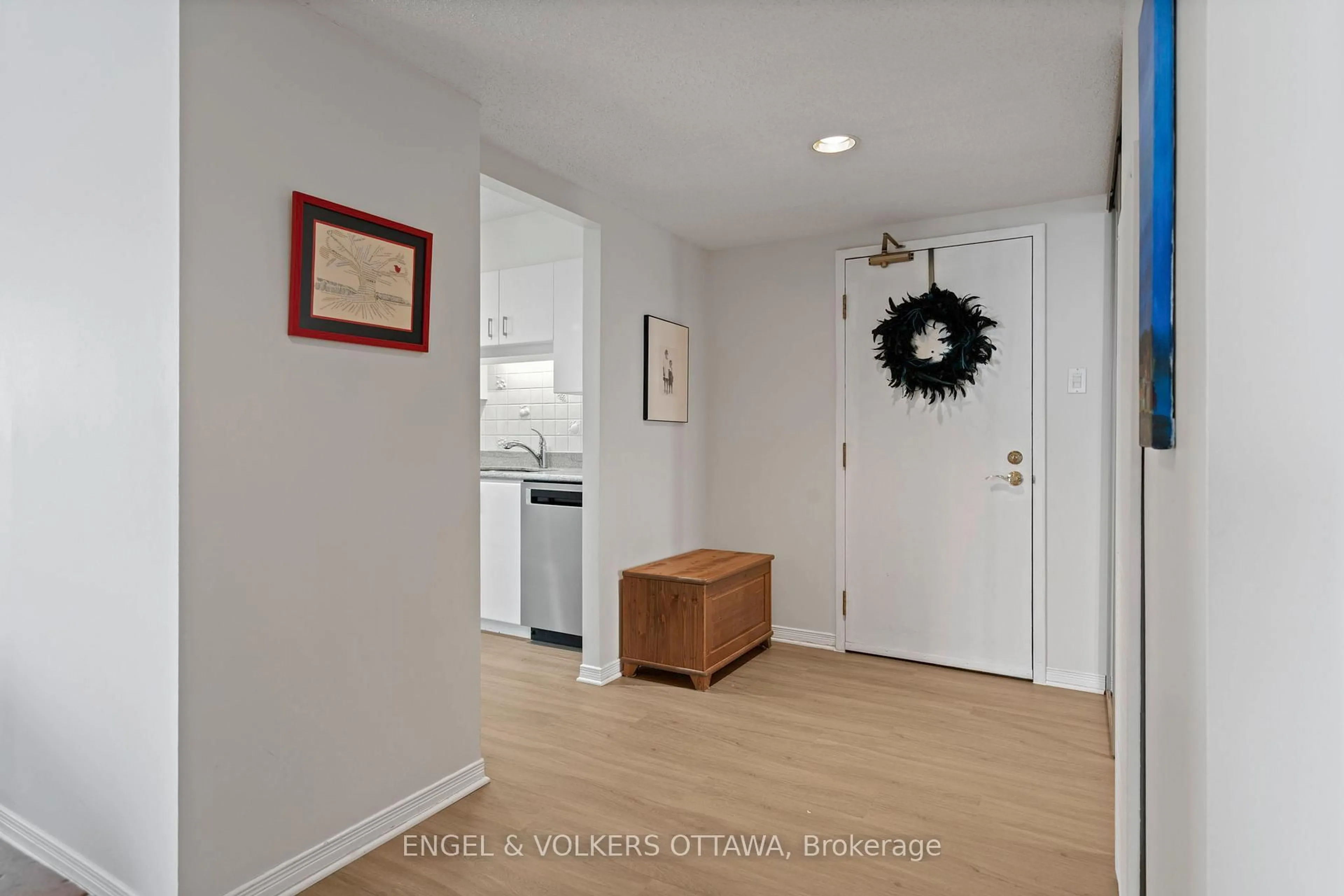 Indoor entryway for 215 Parkdale Ave #609, Ottawa Ontario K1Y 4T8