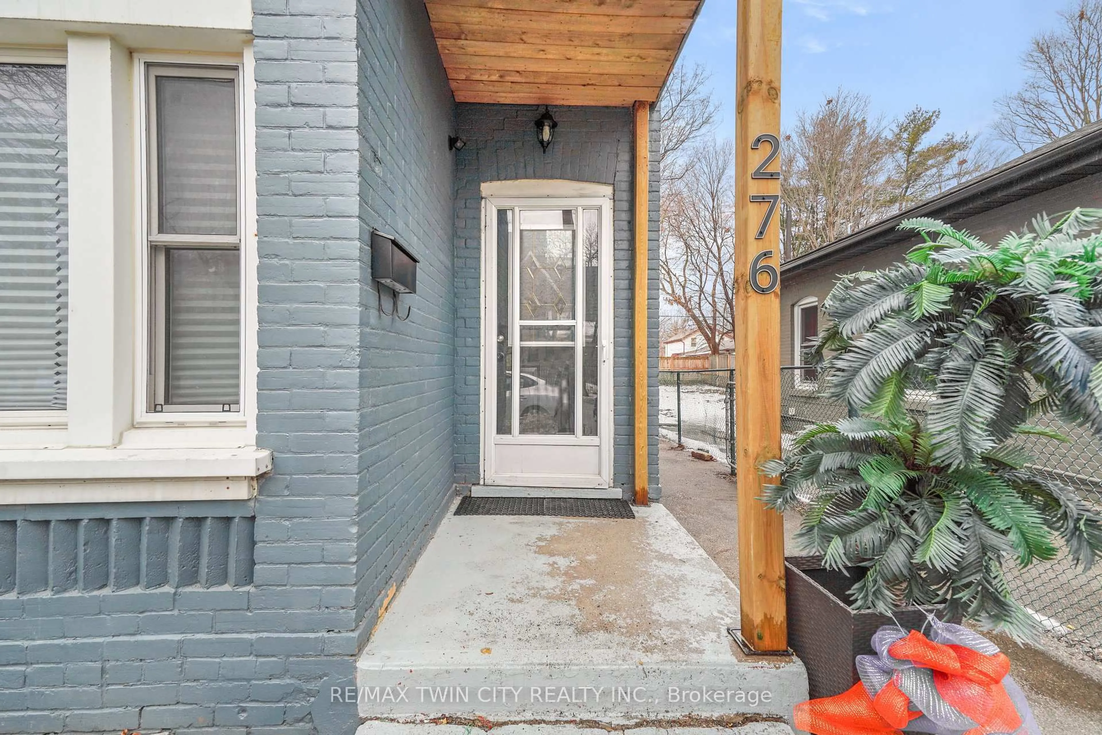 Indoor entryway for 276 Dalhousie St, Brantford Ontario N3S 3V3