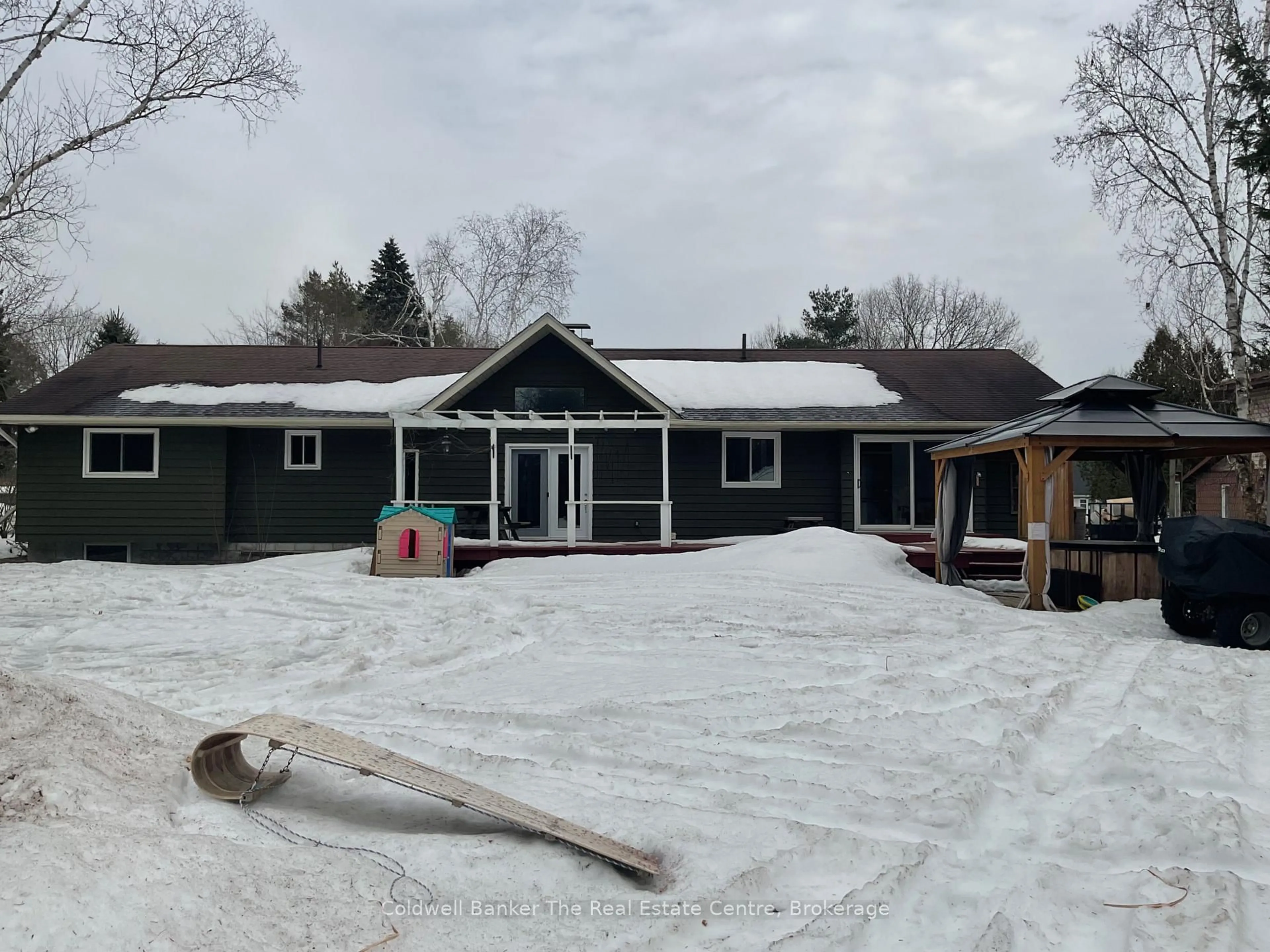 A pic from outside/outdoor area/front of a property/back of a property/a pic from drone, building for 3 Glendale Rd, Bracebridge Ontario P1L 1B3