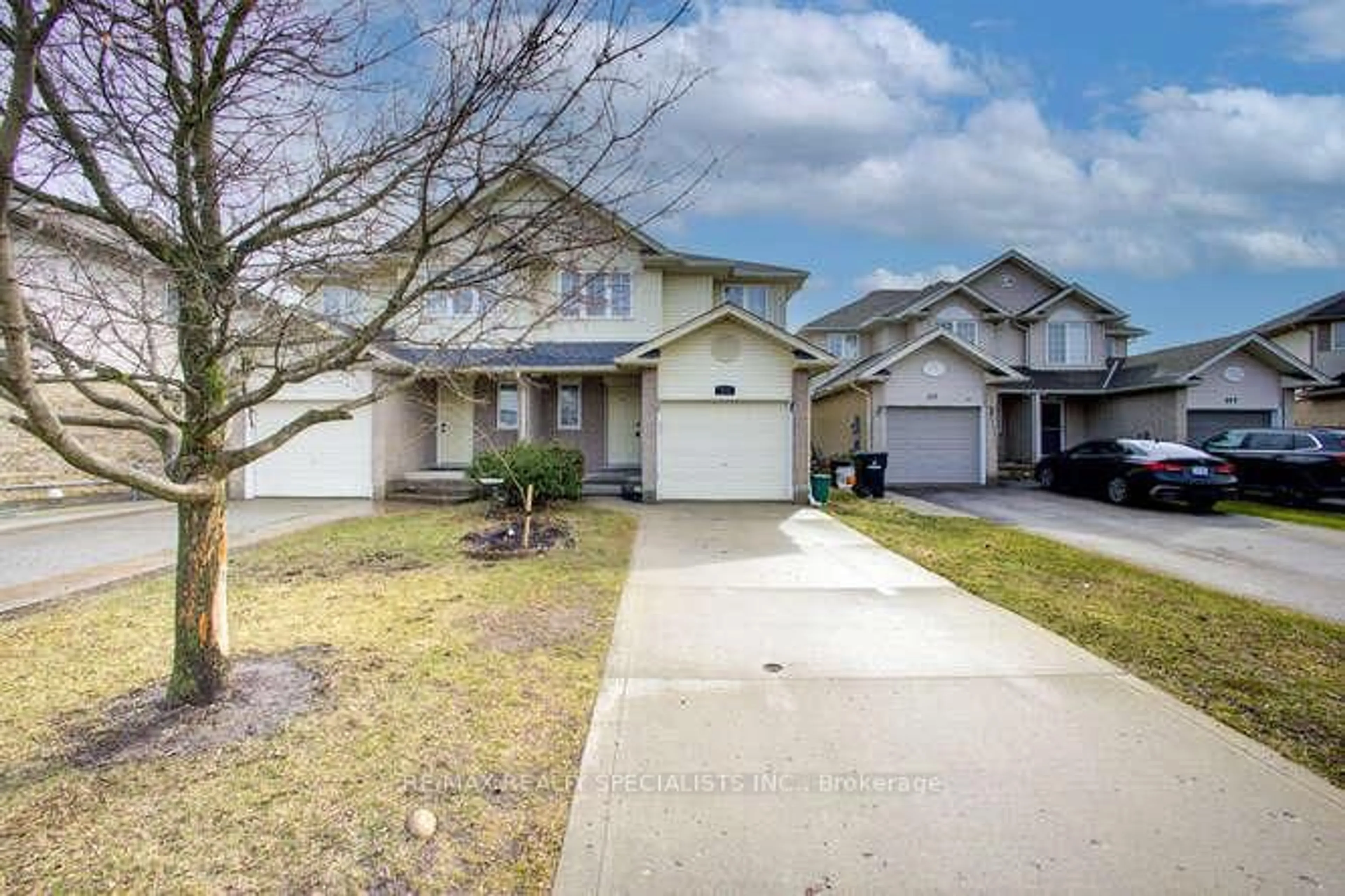 A pic from outside/outdoor area/front of a property/back of a property/a pic from drone, street for 213 Britton Pl, Kitchener Ontario N2C 2T3