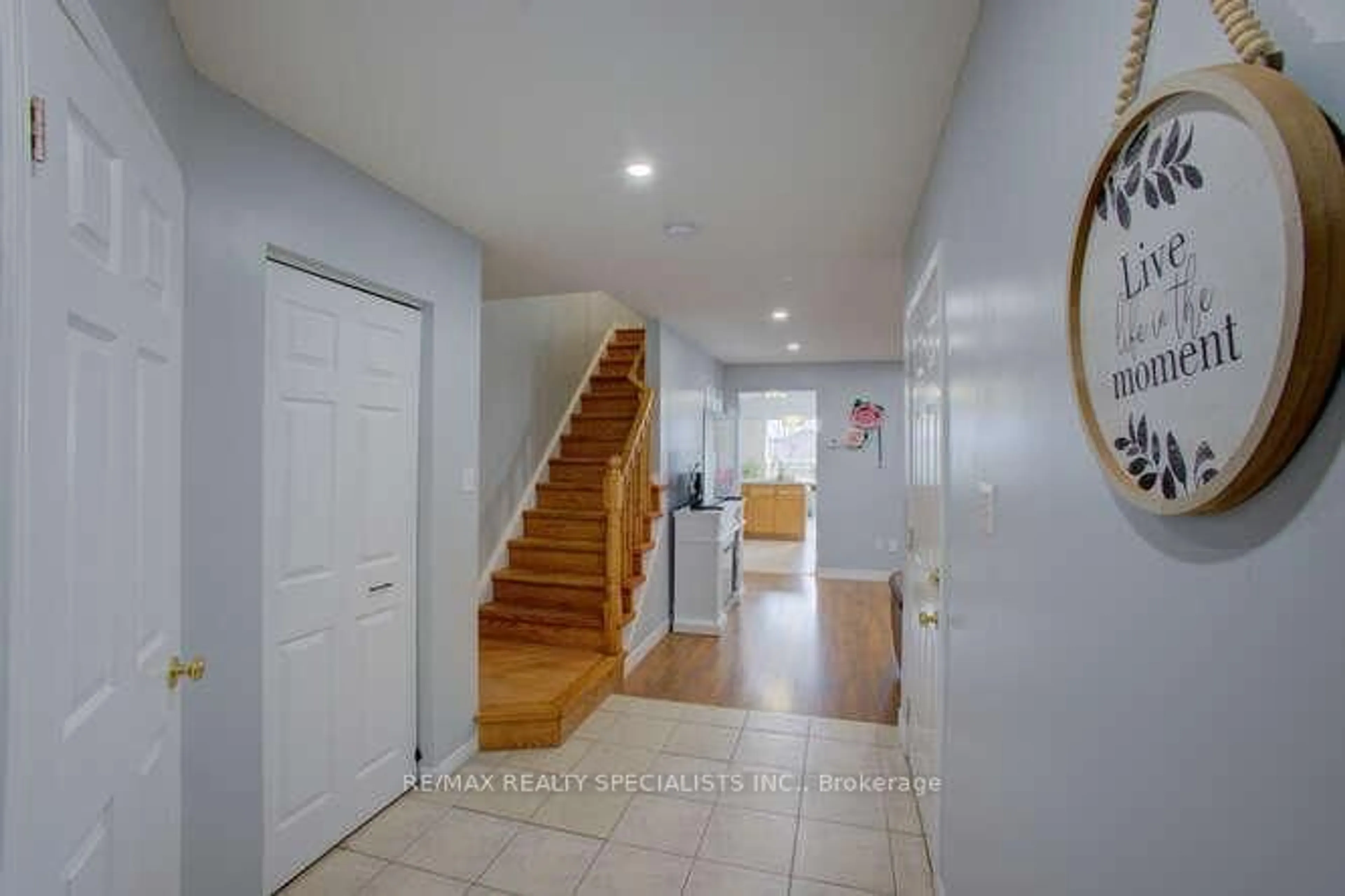 Indoor foyer for 213 Britton Pl, Kitchener Ontario N2C 2T3