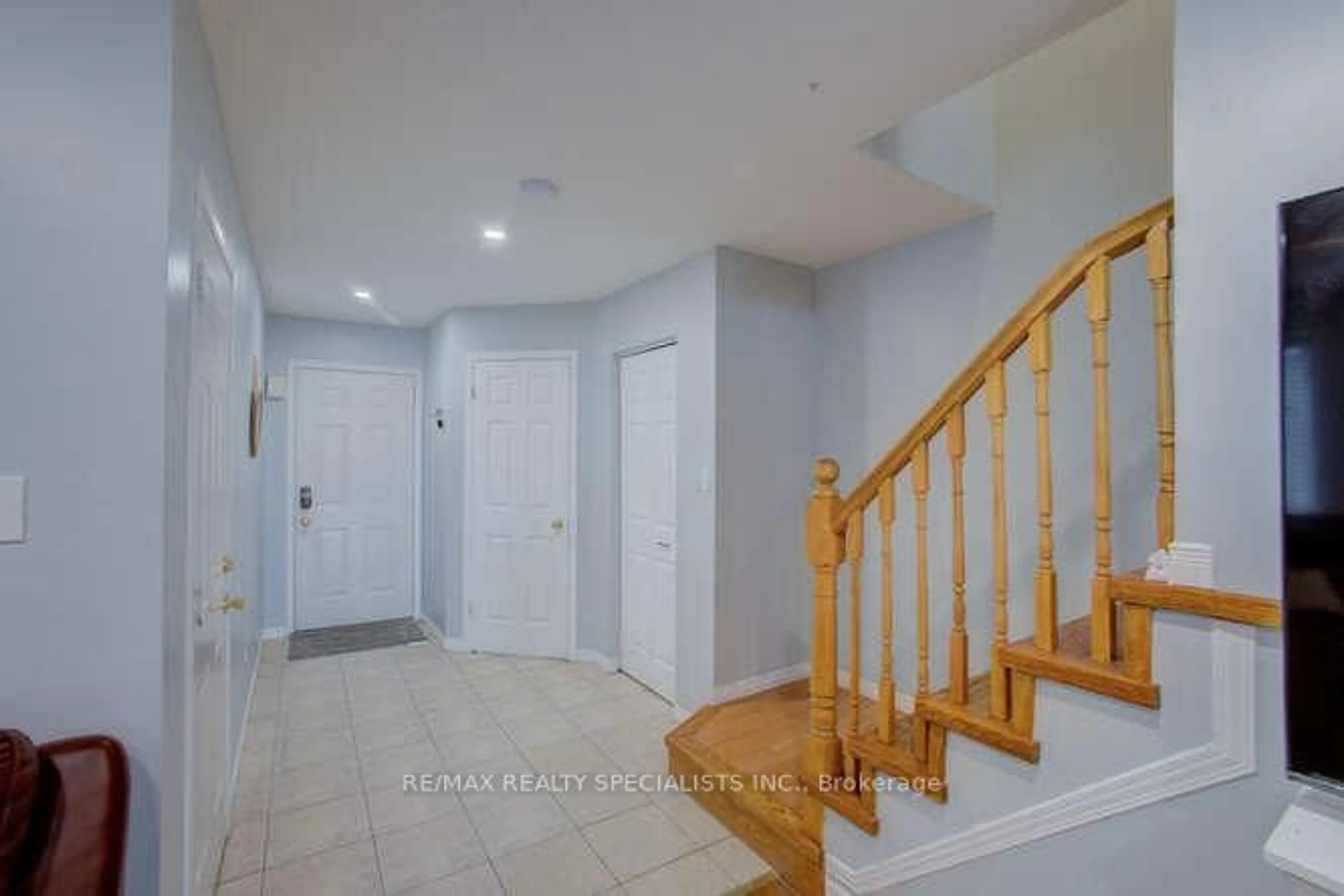Indoor entryway for 213 Britton Pl, Kitchener Ontario N2C 2T3