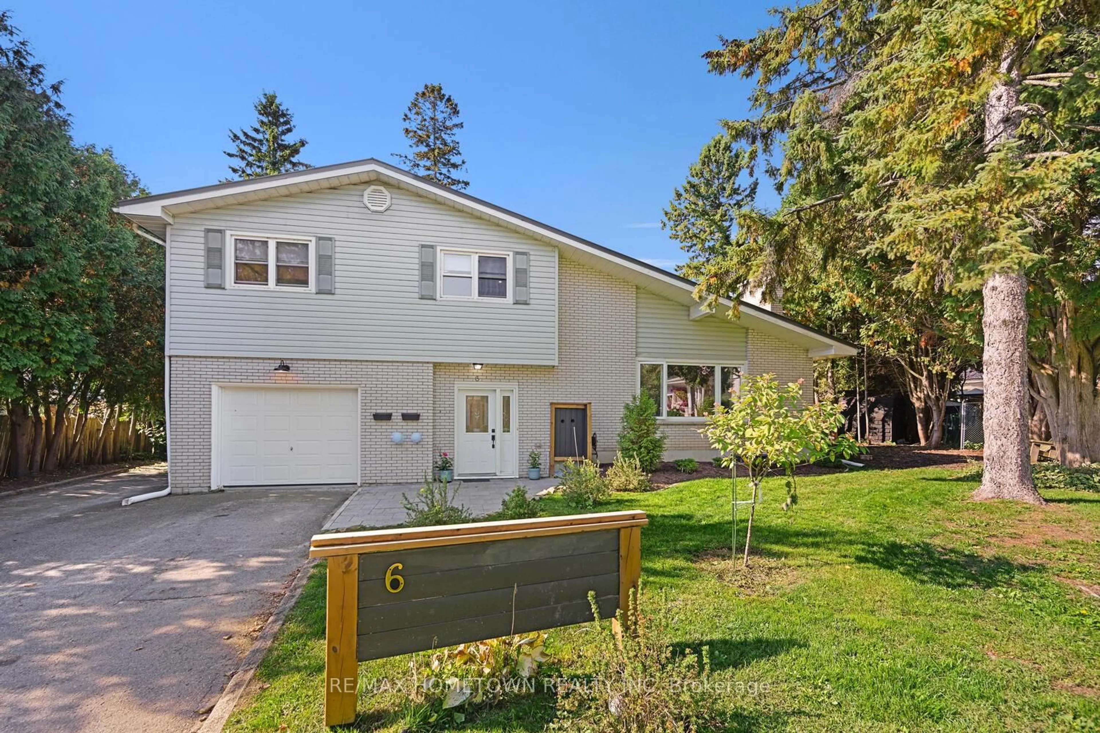 Home with vinyl exterior material, street for 6 Maplewood Circ, Brockville Ontario K6V 1N4