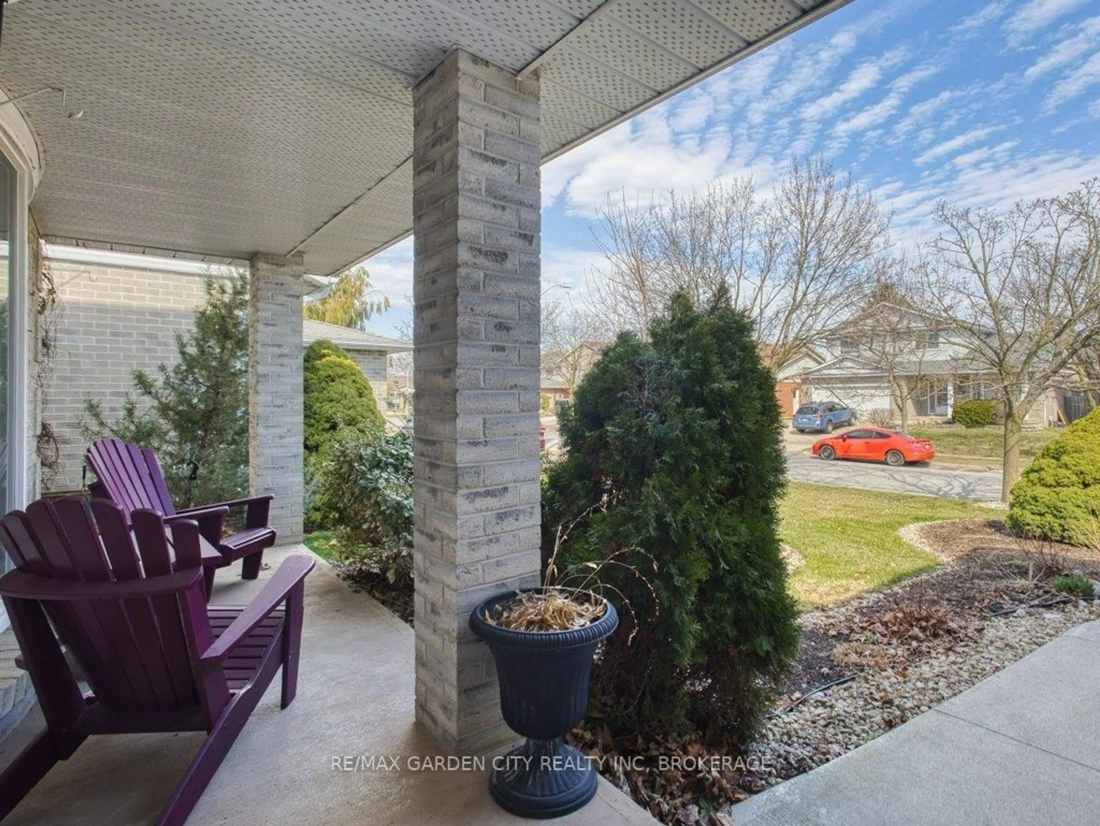 Patio, street for 21 Bascary Cres, St. Catharines Ontario L2S 3M7