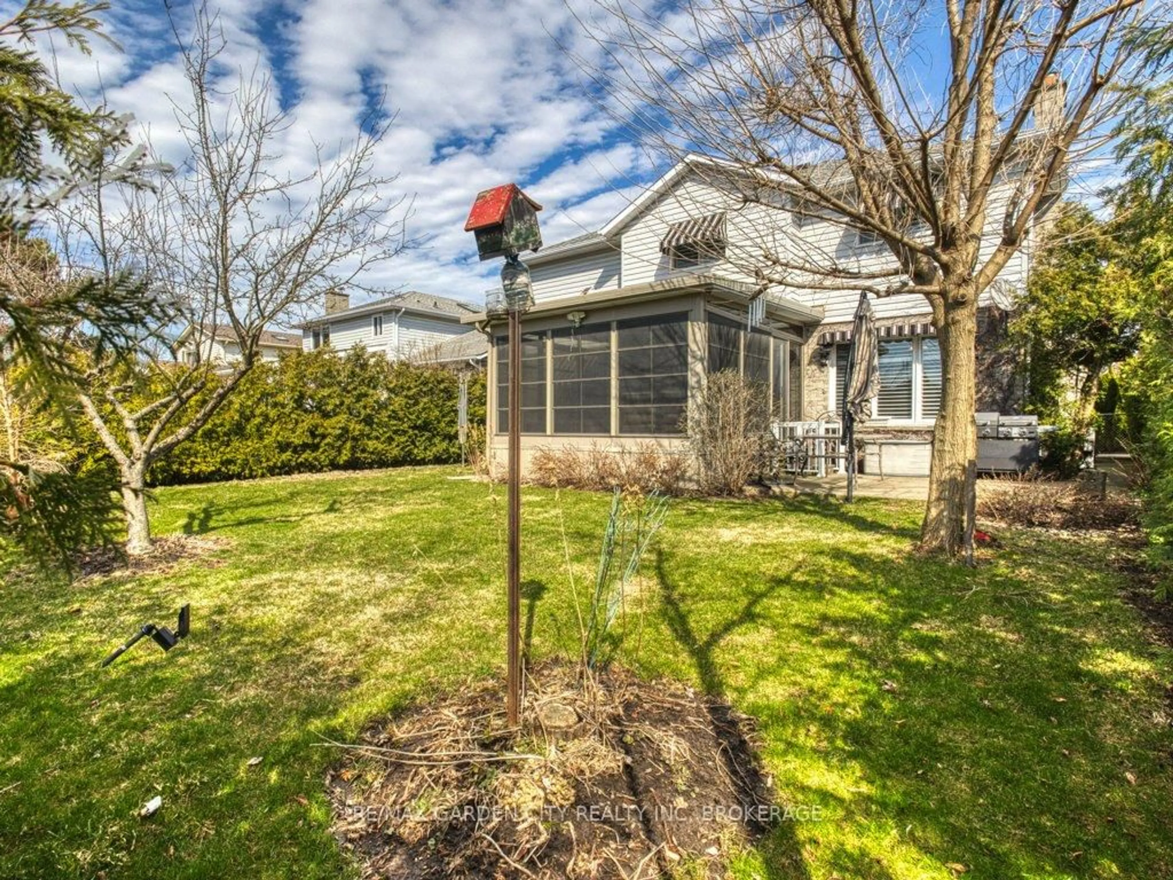 A pic from outside/outdoor area/front of a property/back of a property/a pic from drone, street for 21 Bascary Cres, St. Catharines Ontario L2S 3M7