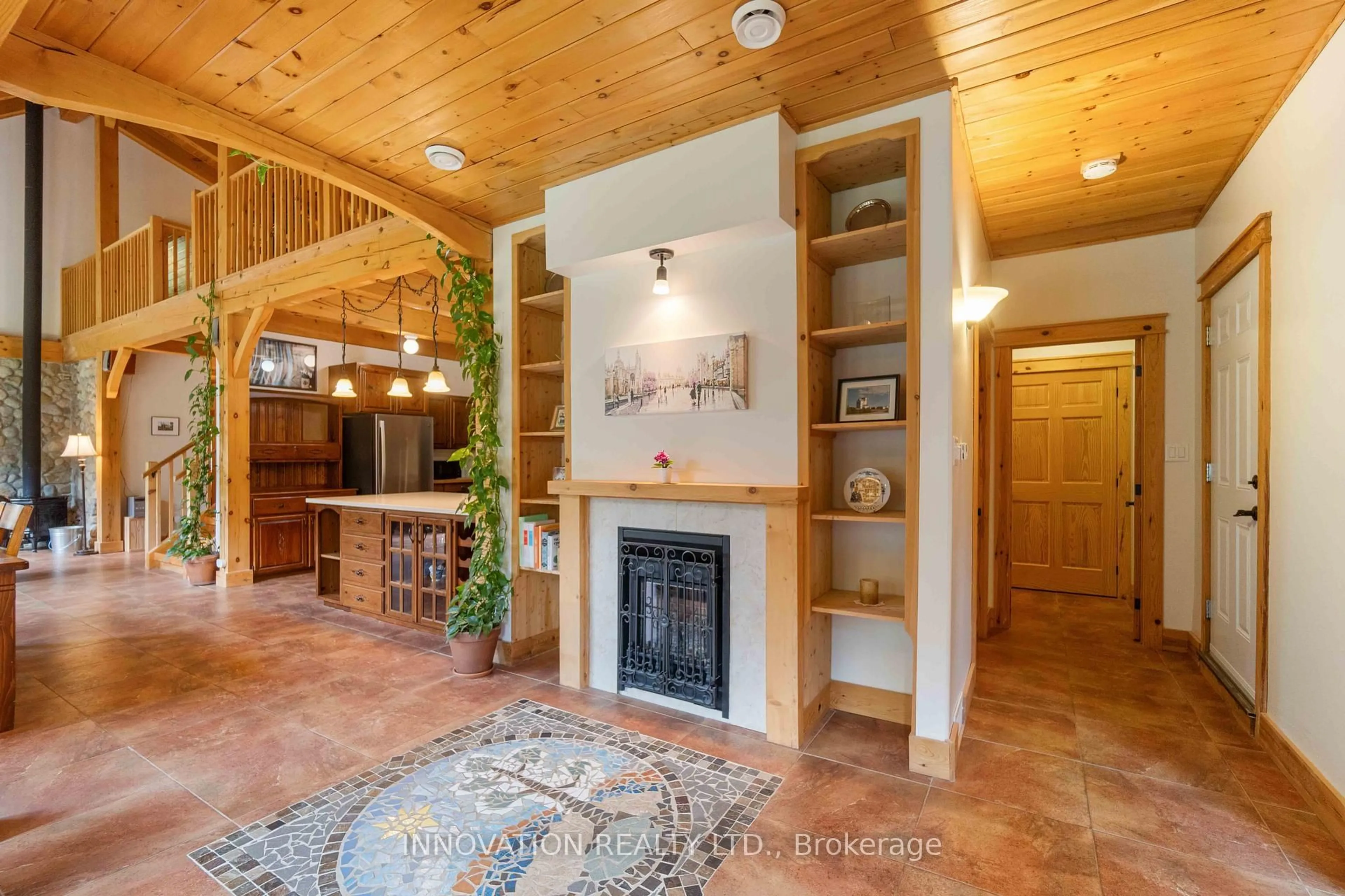 Indoor foyer for 698 Moffat St, Pembroke Ontario K8A 3Y1