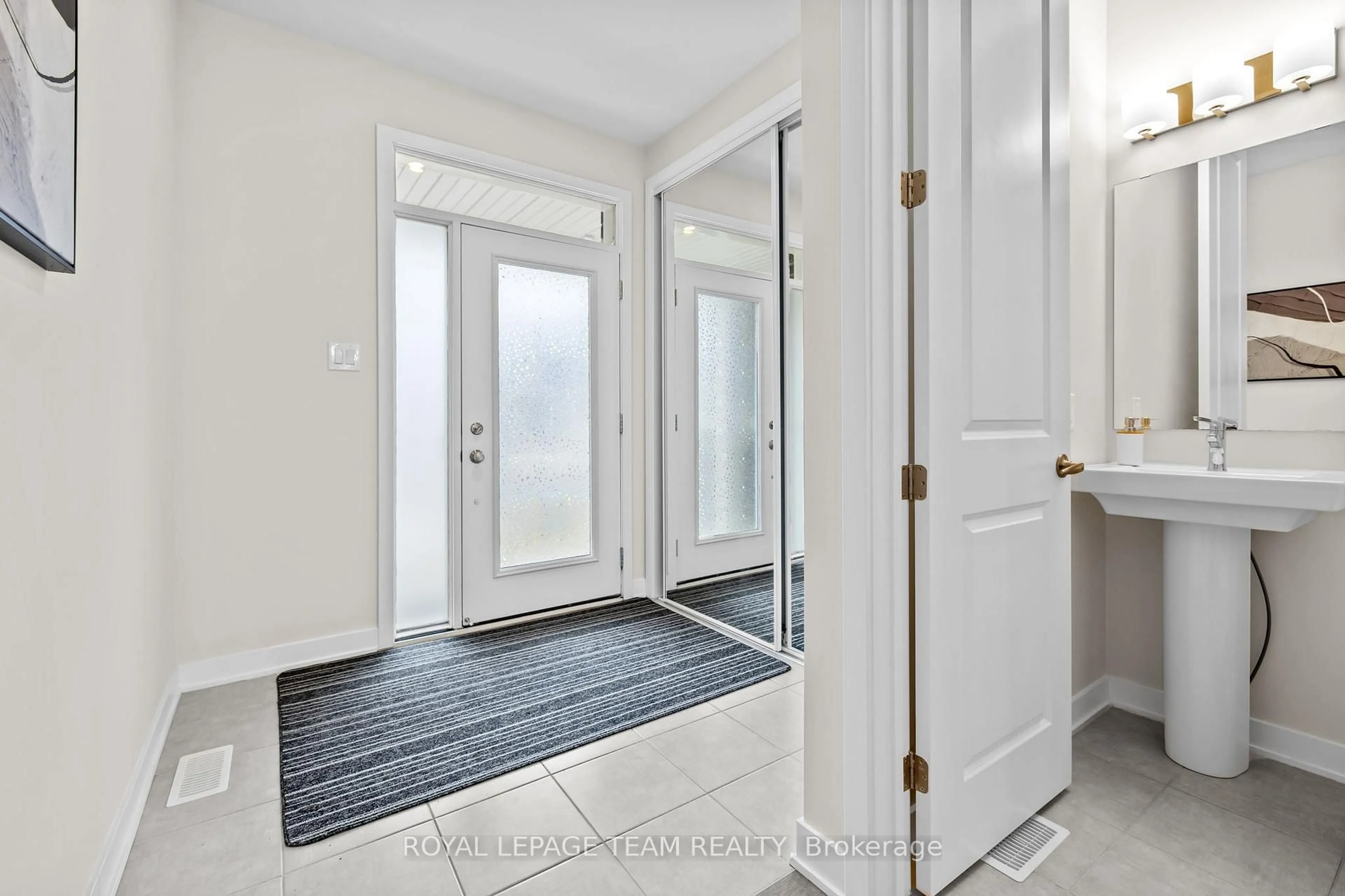 Indoor entryway for 622 Terrier Circ, Richmond Ontario K0A 2Z0