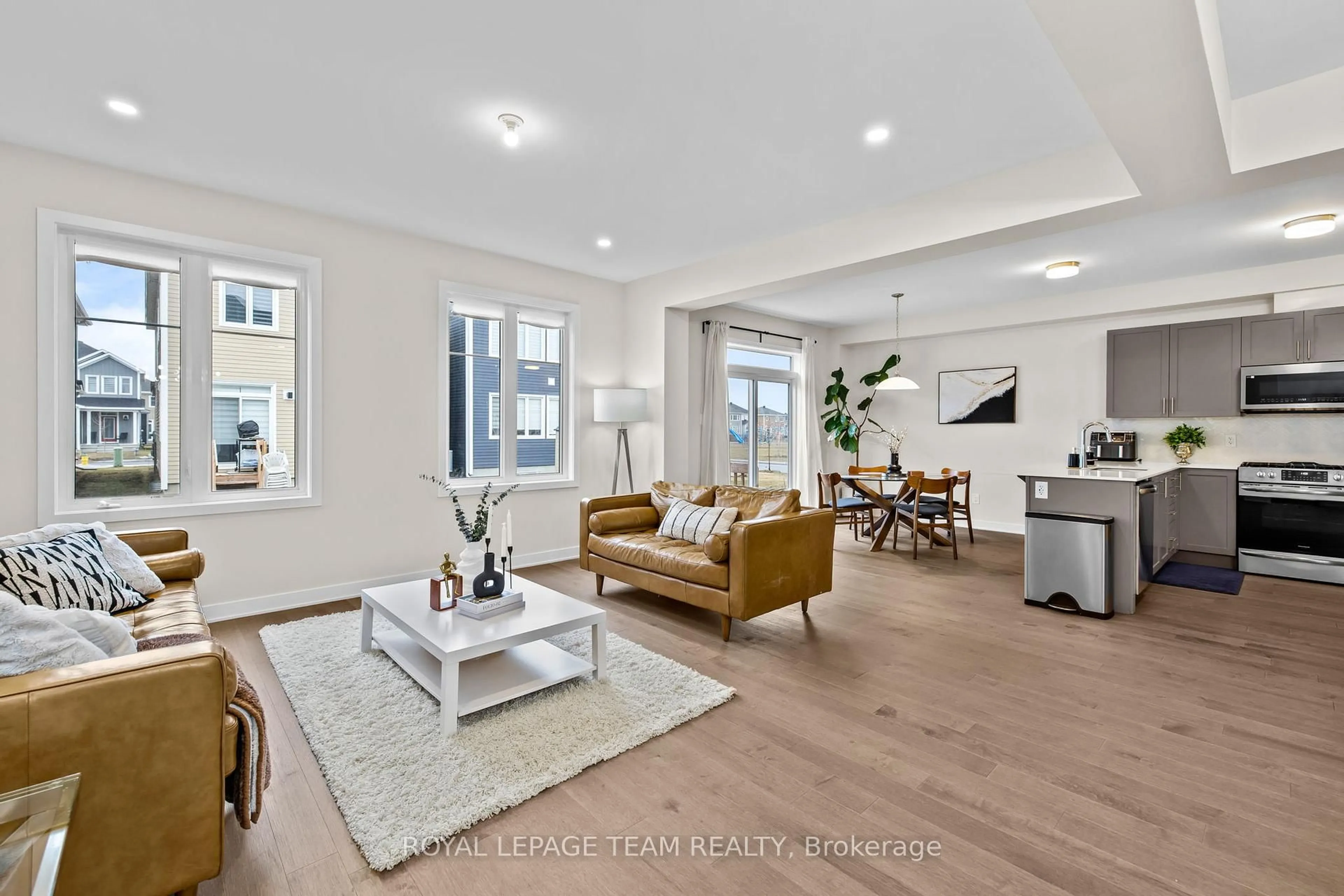 Living room with furniture, unknown for 622 Terrier Circ, Richmond Ontario K0A 2Z0