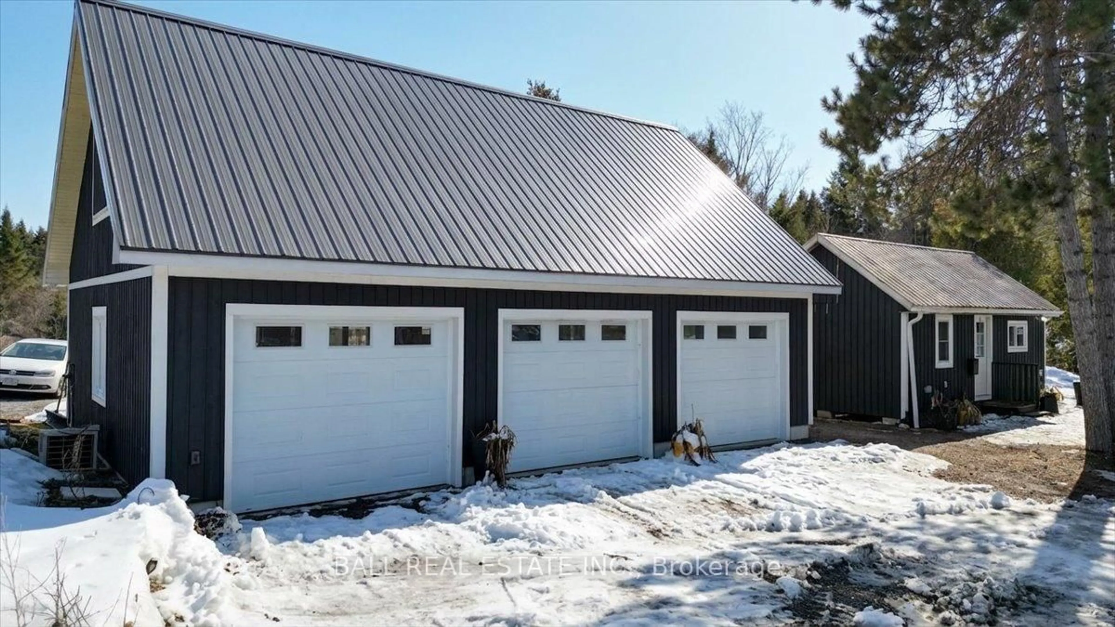 Indoor garage for 1903 County 504, North Kawartha Ontario K0L 1A0
