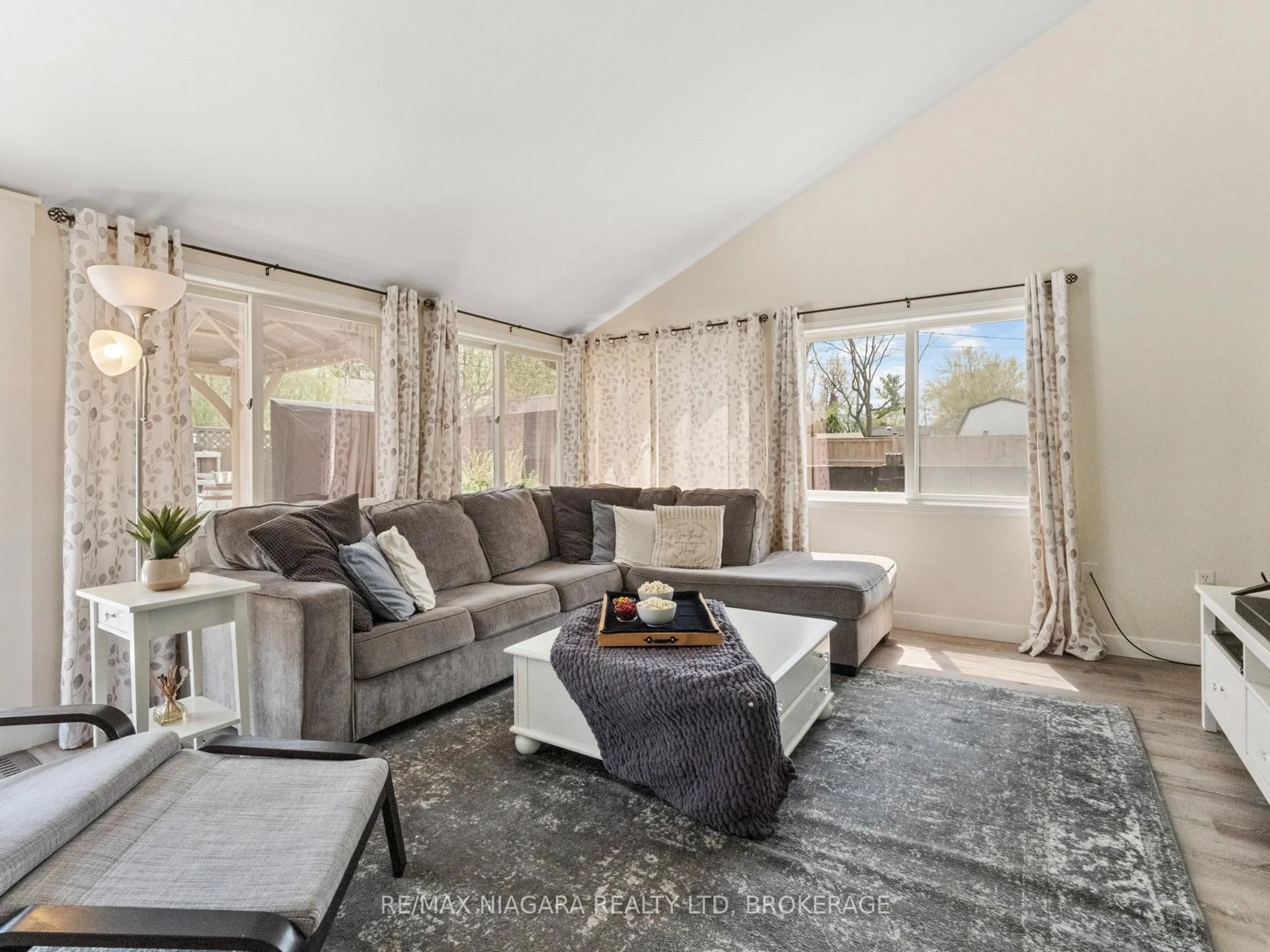 Living room with furniture, unknown for 606 Scott Ave, Fort Erie Ontario L2A 5G2