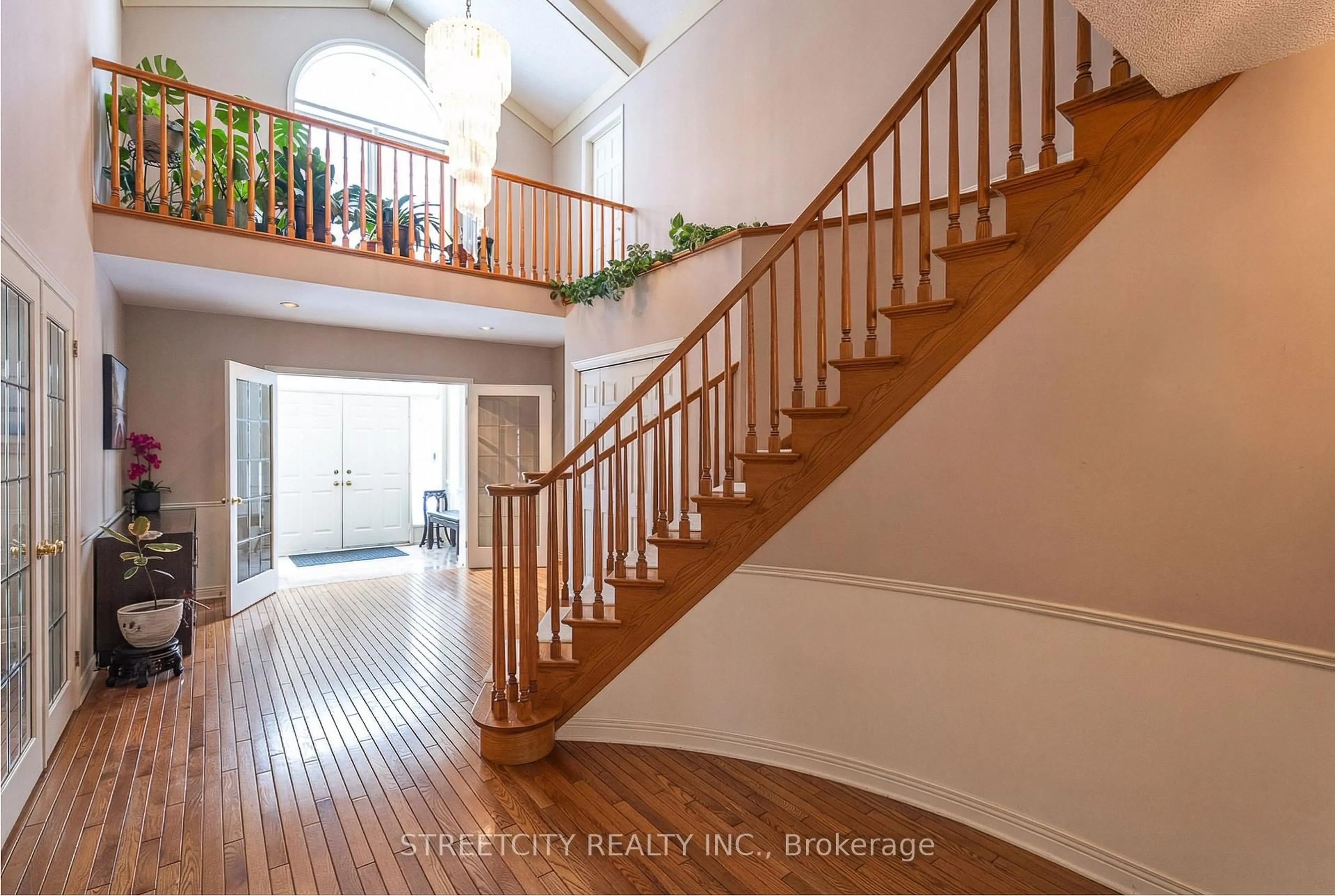 Indoor entryway for 397 GRANGEOVER Crt, London North Ontario N6G 4K8