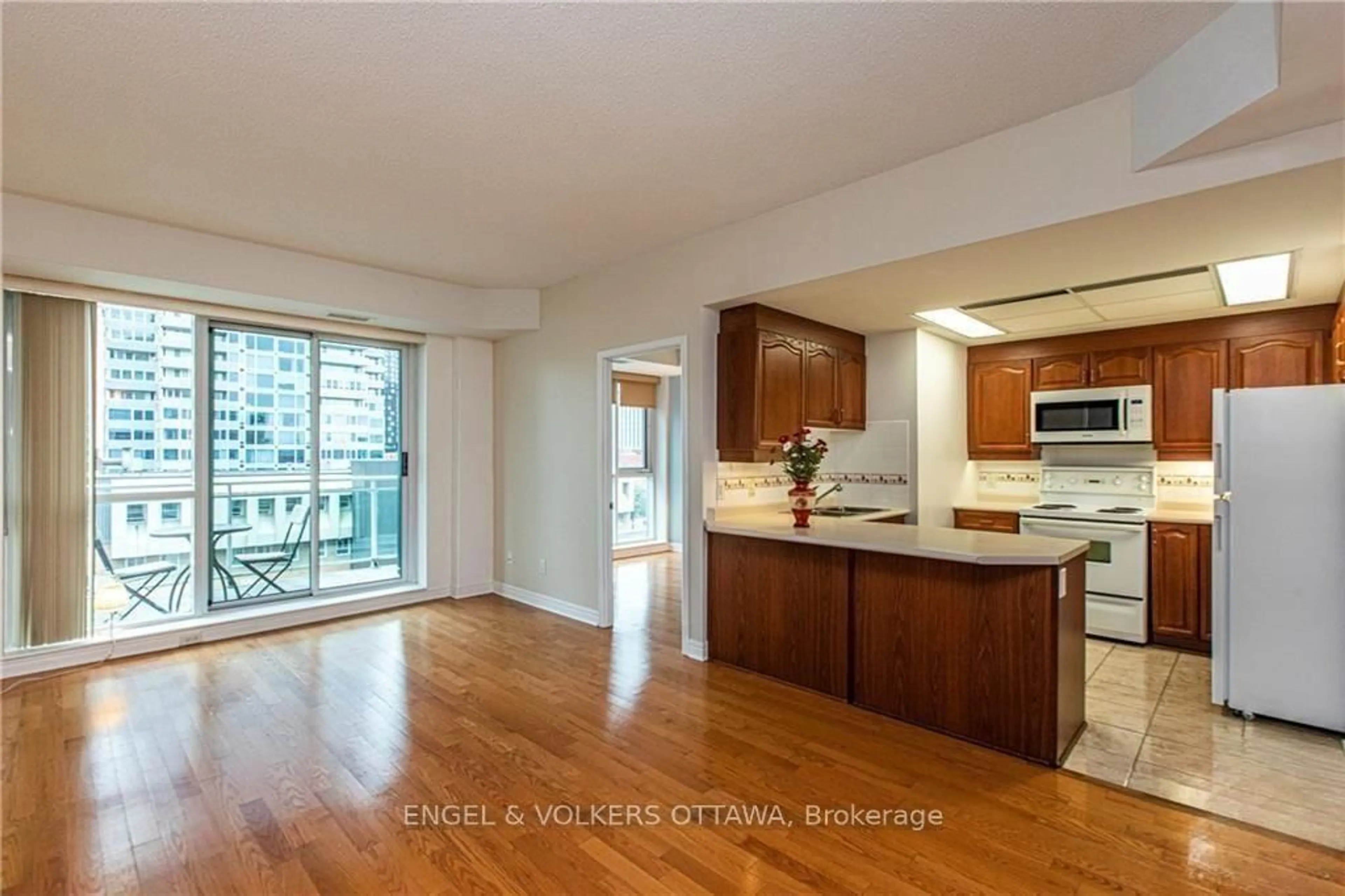 Open concept kitchen, wood/laminate floor for 134 York St #602, Ottawa Ontario K1N 1K8