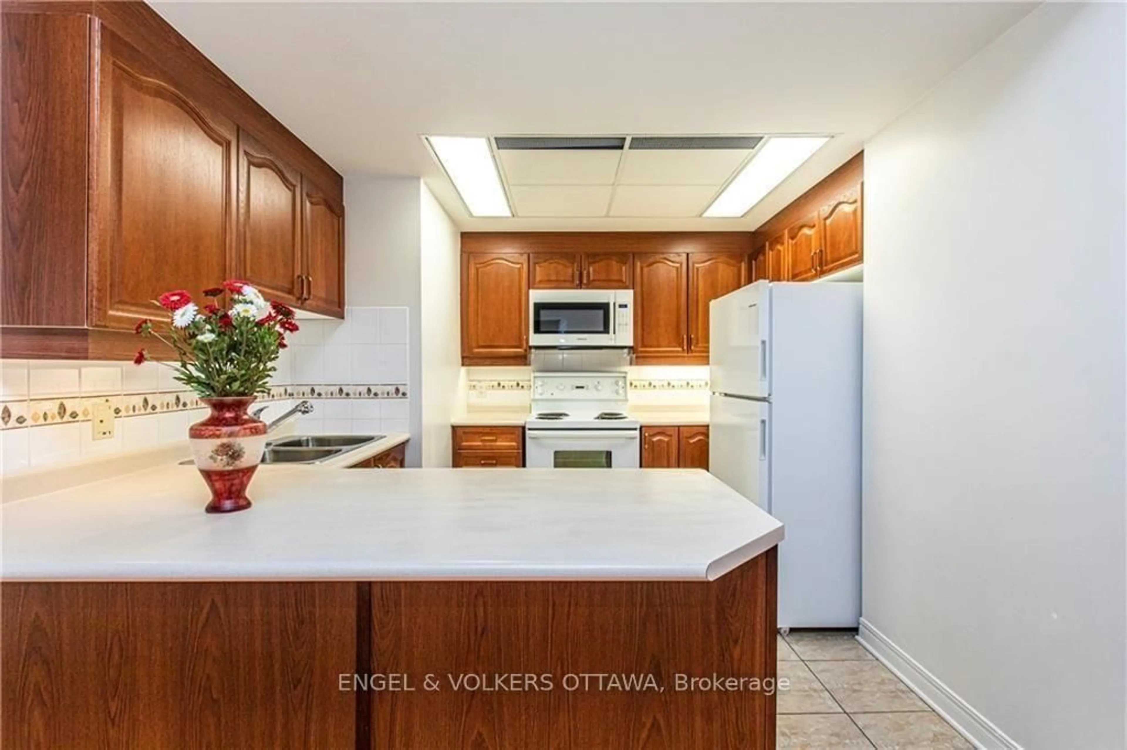 Standard kitchen, ceramic/tile floor for 134 York St #602, Ottawa Ontario K1N 1K8