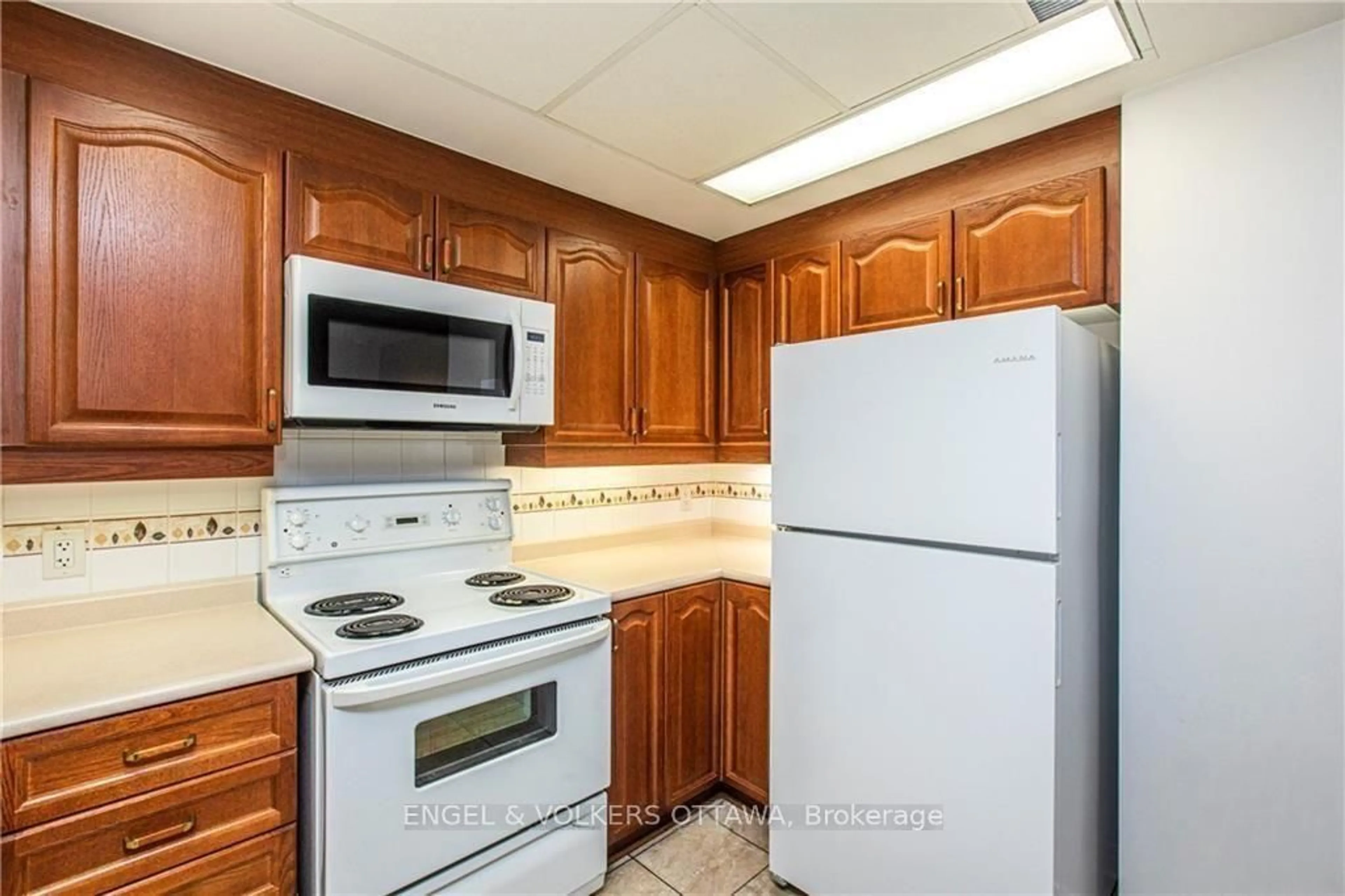 Standard kitchen, unknown for 134 York St #602, Ottawa Ontario K1N 1K8