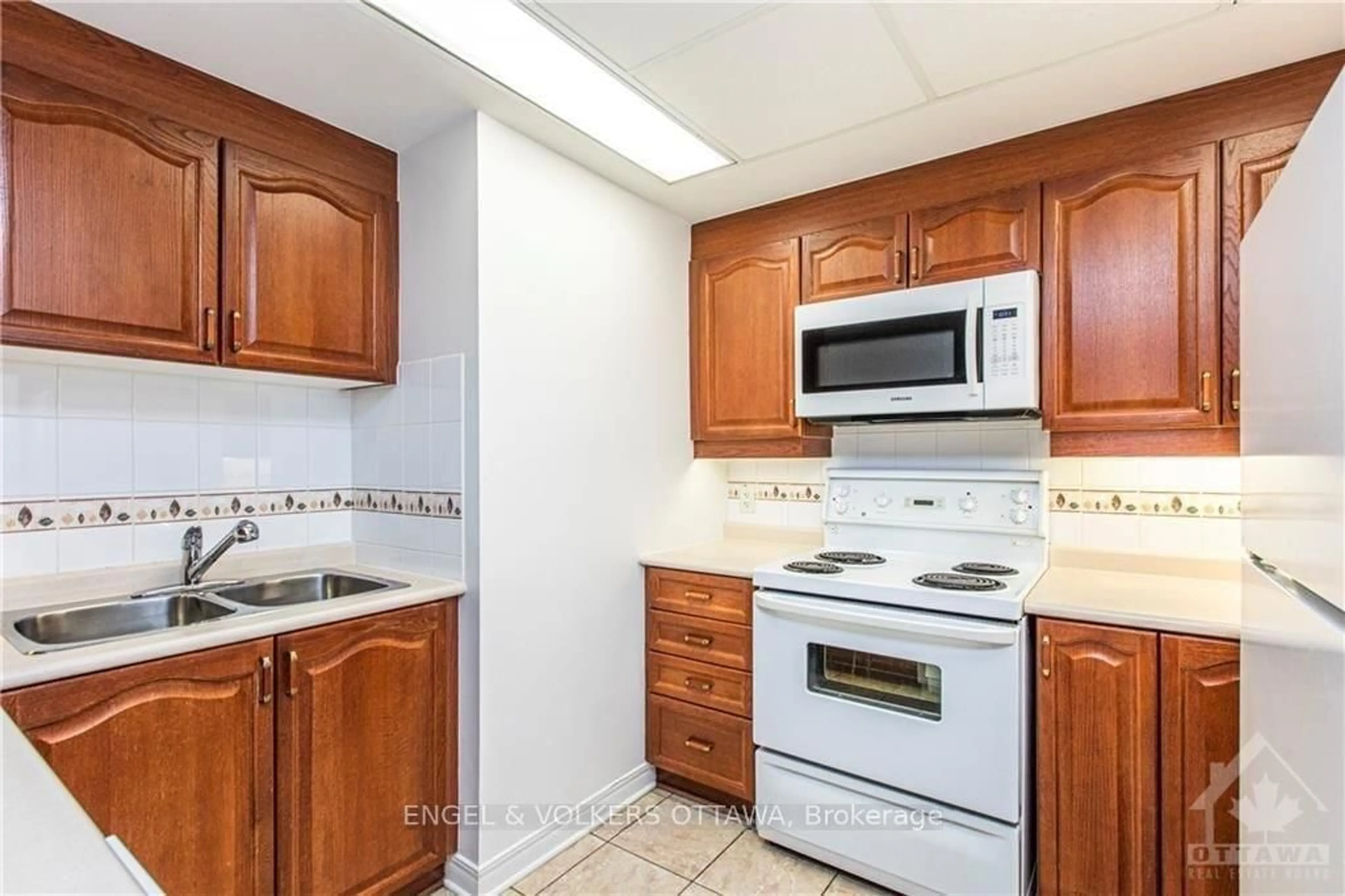 Standard kitchen, ceramic/tile floor for 134 York St #602, Ottawa Ontario K1N 1K8