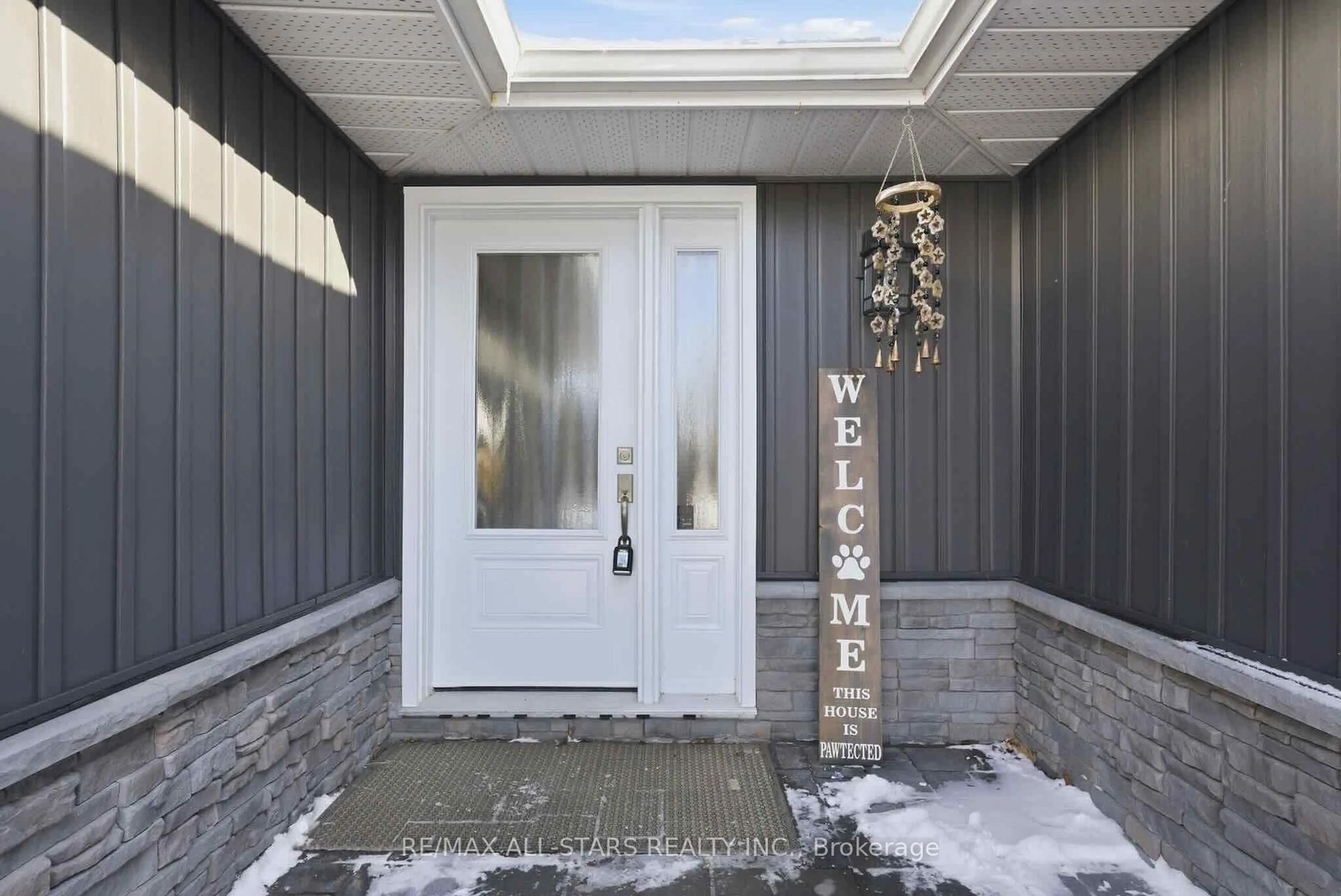 Indoor entryway for 257 Port Hoover Rd, Kawartha Lakes Ontario K0M 2C0