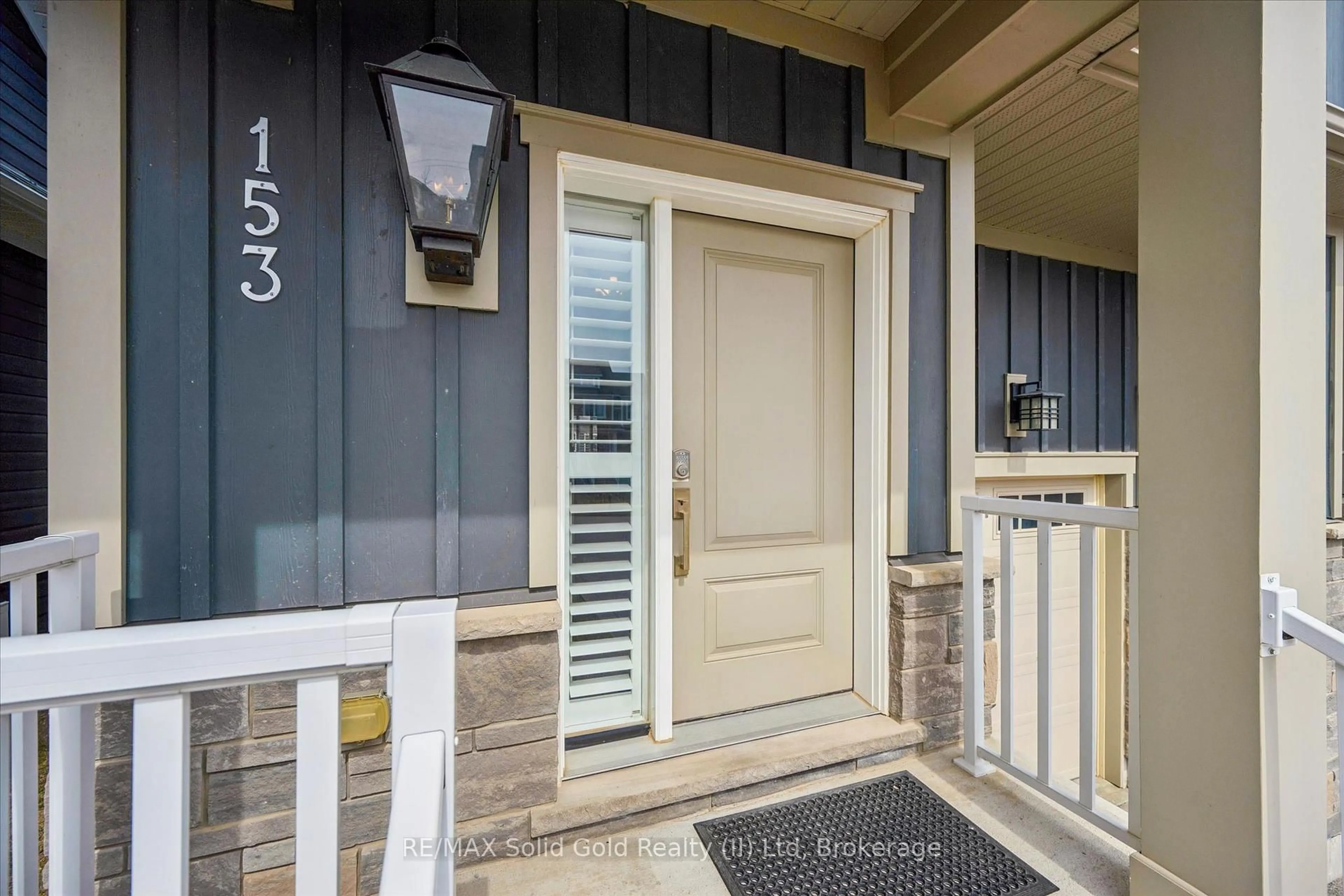 Indoor entryway for 153 Yellow Birch Cres, Blue Mountains Ontario L9Y 0Y5
