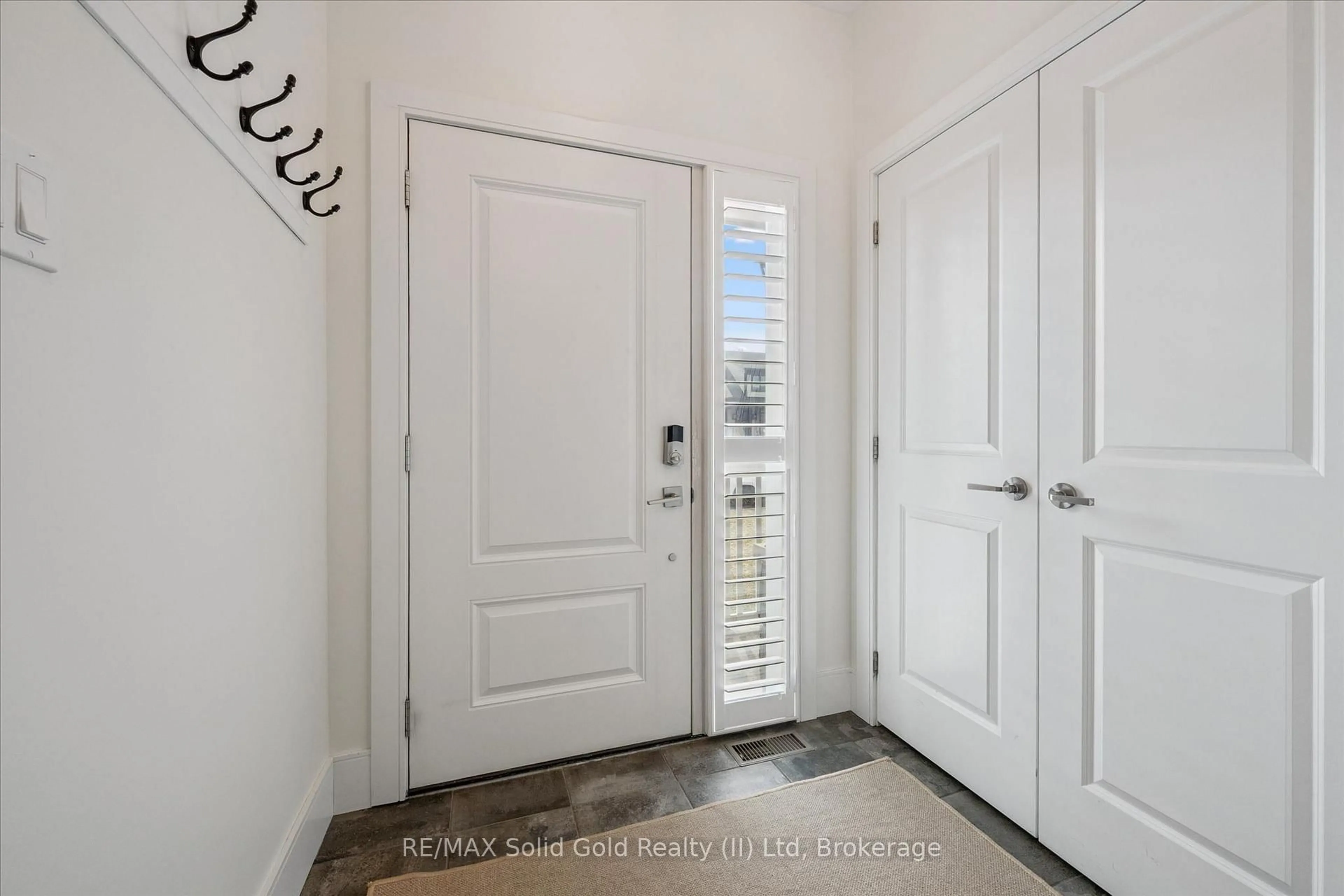 Indoor entryway for 153 Yellow Birch Cres, Blue Mountains Ontario L9Y 0Y5