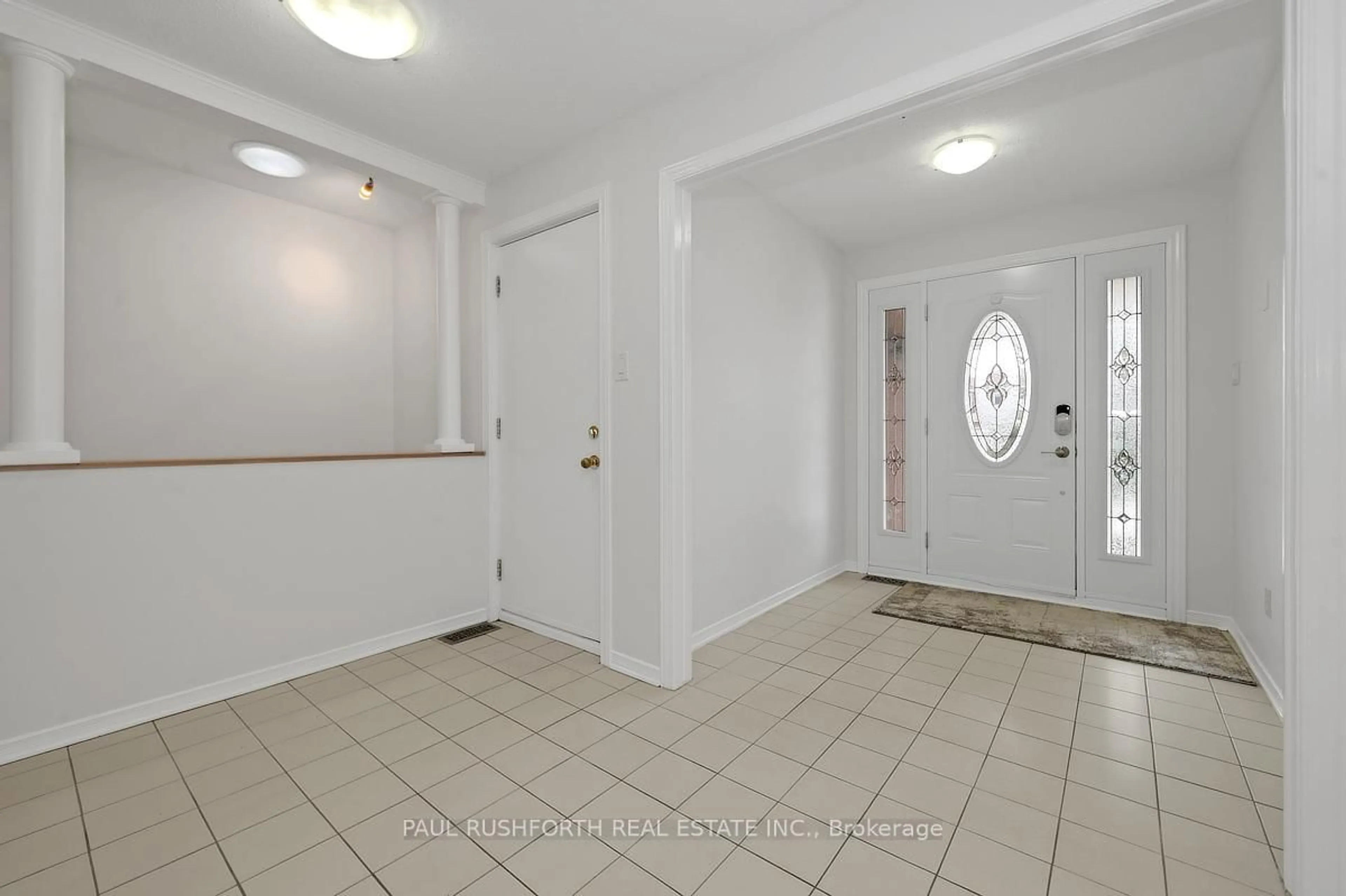Indoor entryway for 62 Topley Cres, Ottawa Ontario K1G 4M7