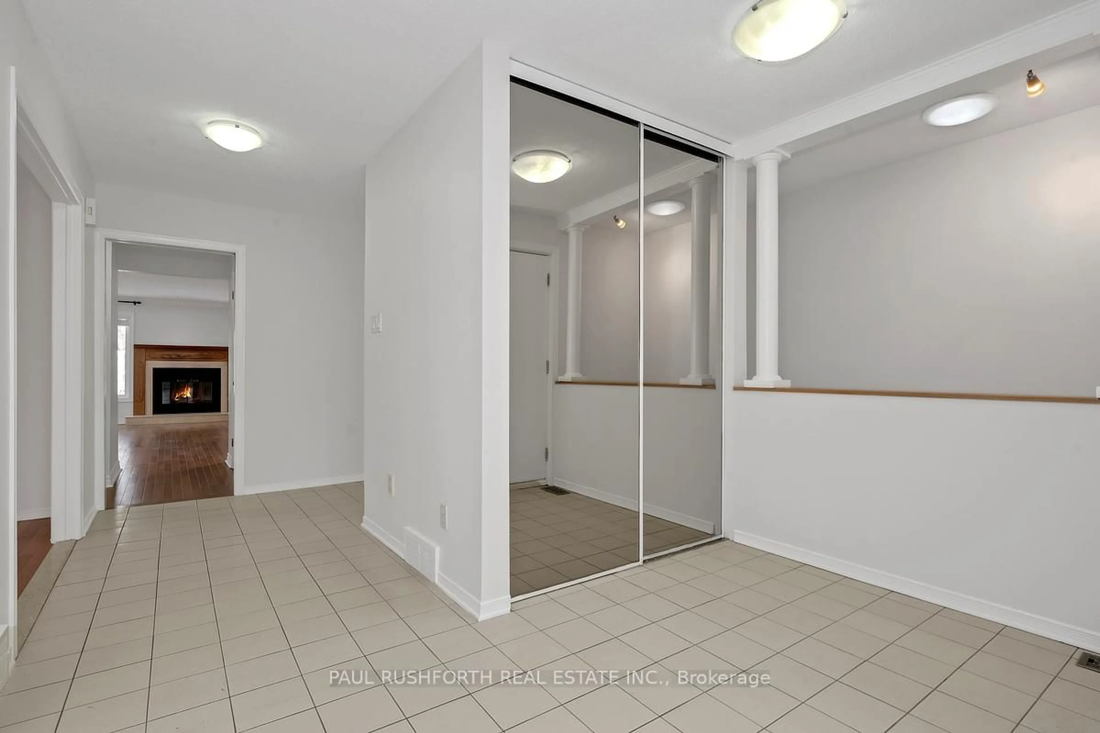 Indoor foyer for 62 Topley Cres, Ottawa Ontario K1G 4M7