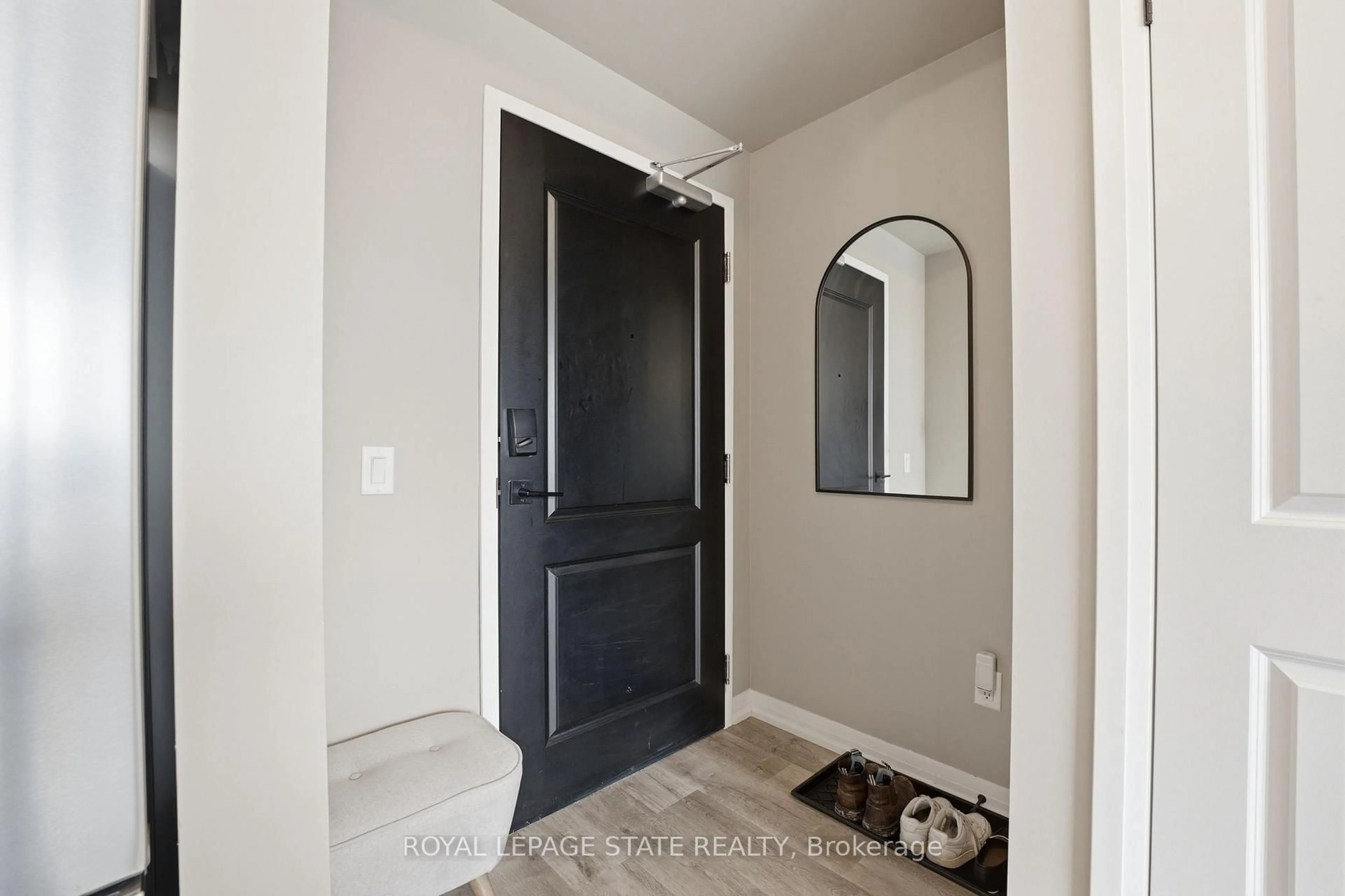 Indoor entryway for 120 Springvalley Cres #203, Hamilton Ontario L9C 0E4