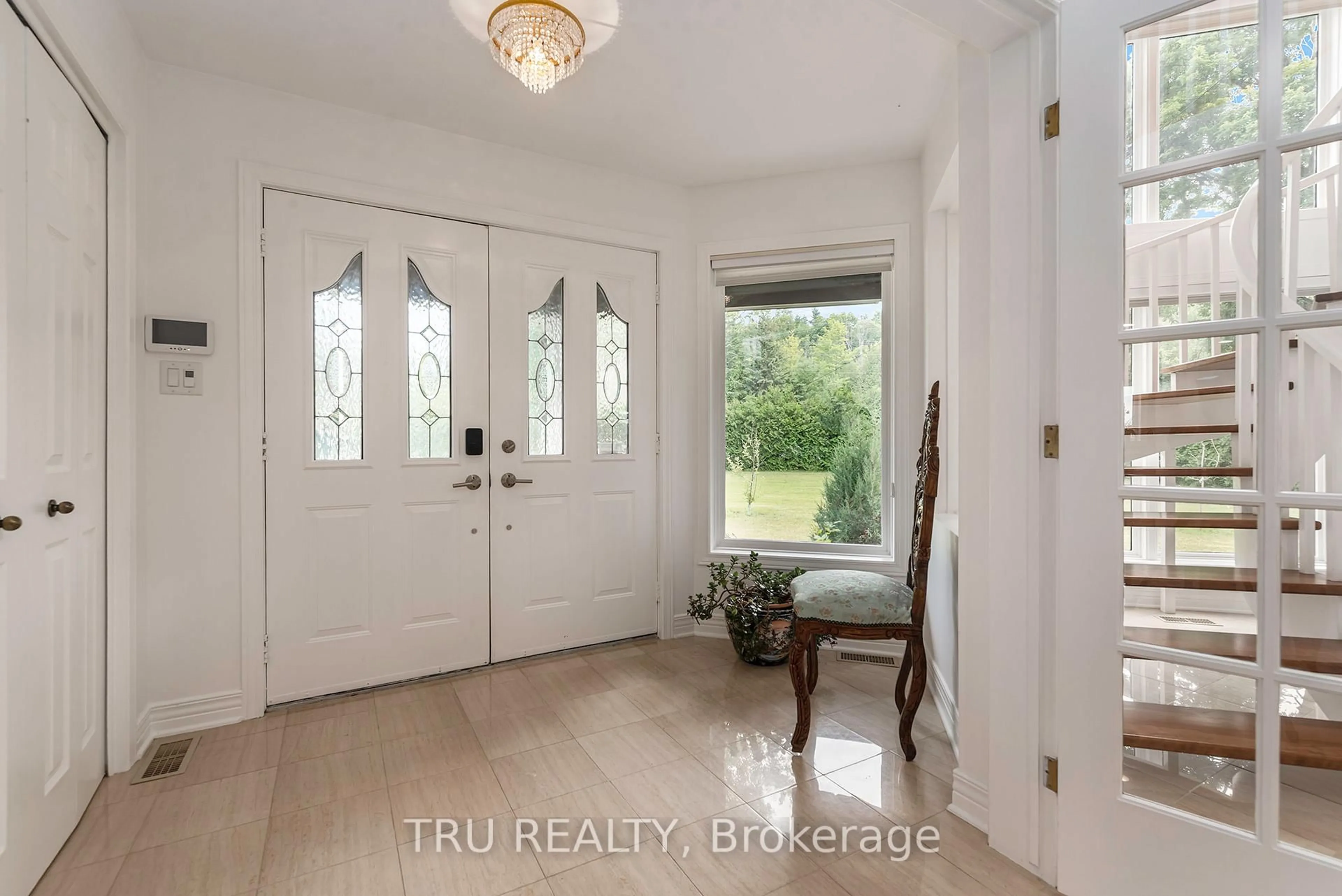 Indoor entryway for 1915 REGIONAL ROAD 174 Highway, Ottawa Ontario K4C 1H5