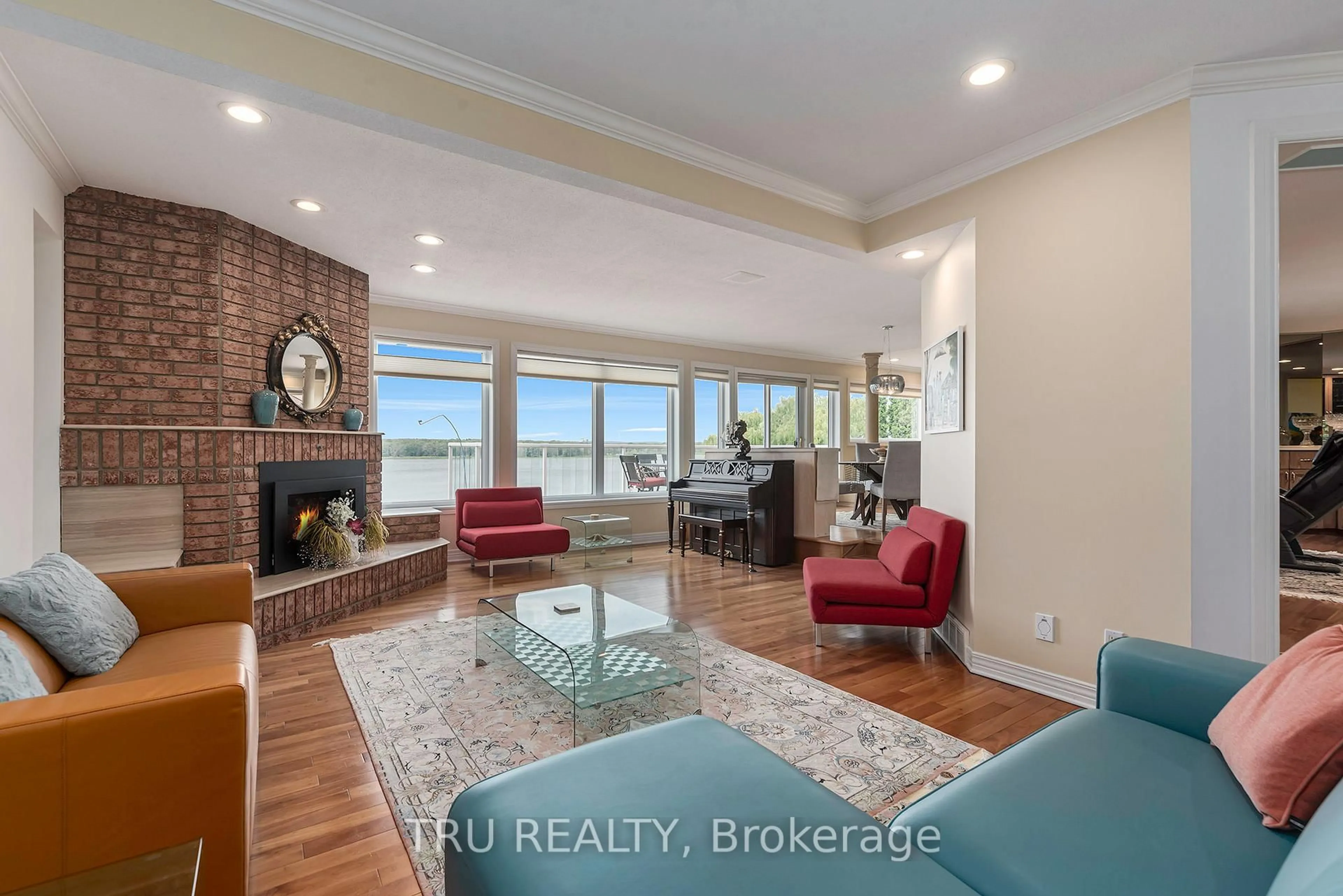 Living room with furniture, unknown for 1915 REGIONAL ROAD 174 Highway, Ottawa Ontario K4C 1H5