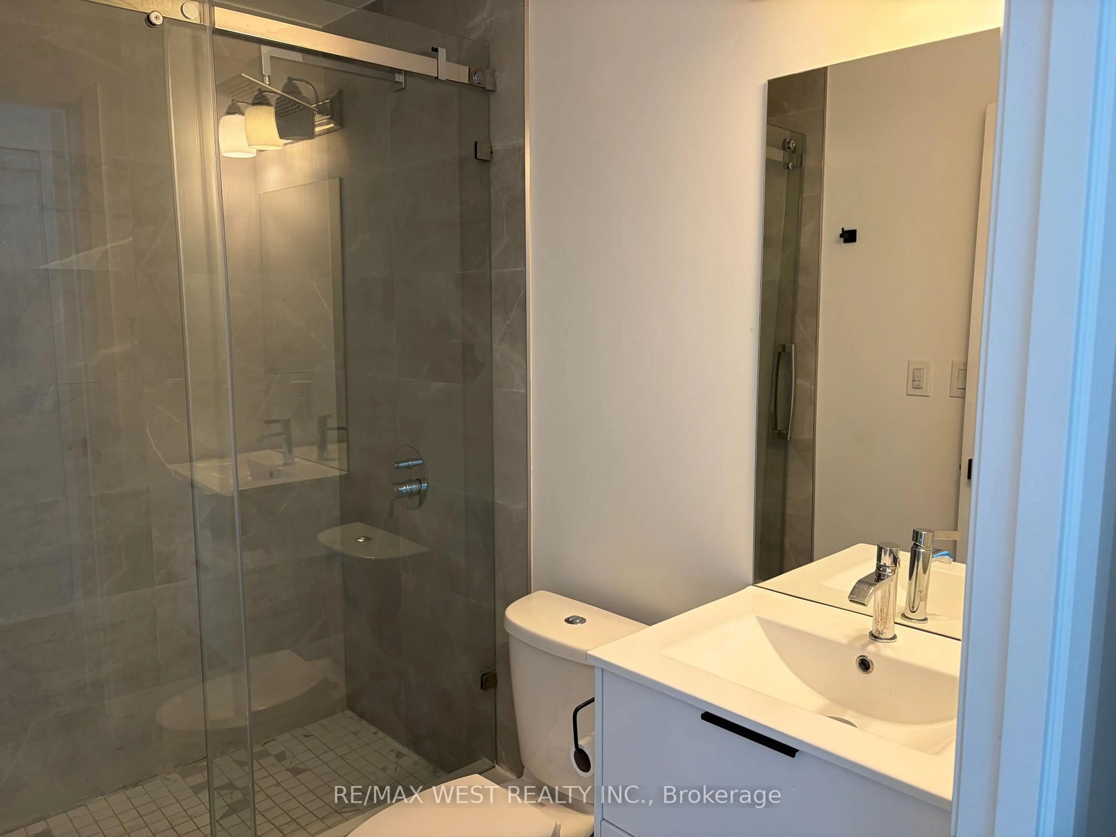 Standard bathroom, unknown for 7 Erie Ave #812, Brantford Ontario N3S 2E7