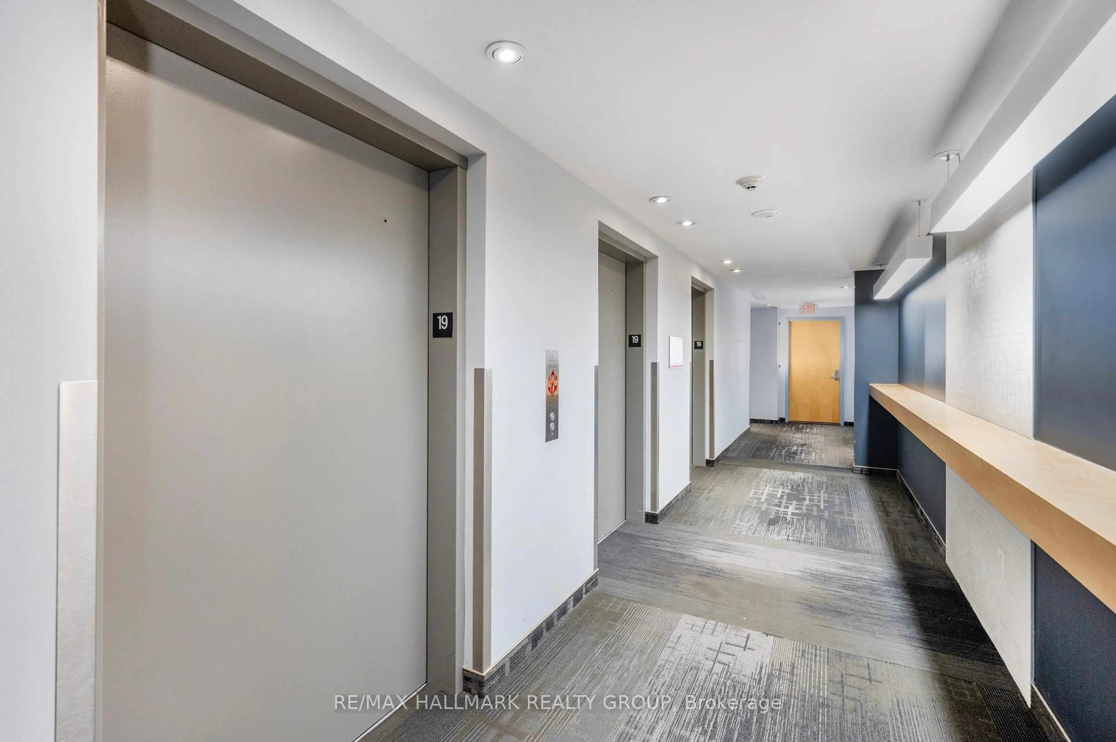 Indoor foyer for 179 Metcalfe St #1904, Ottawa Ontario K2P 1P7