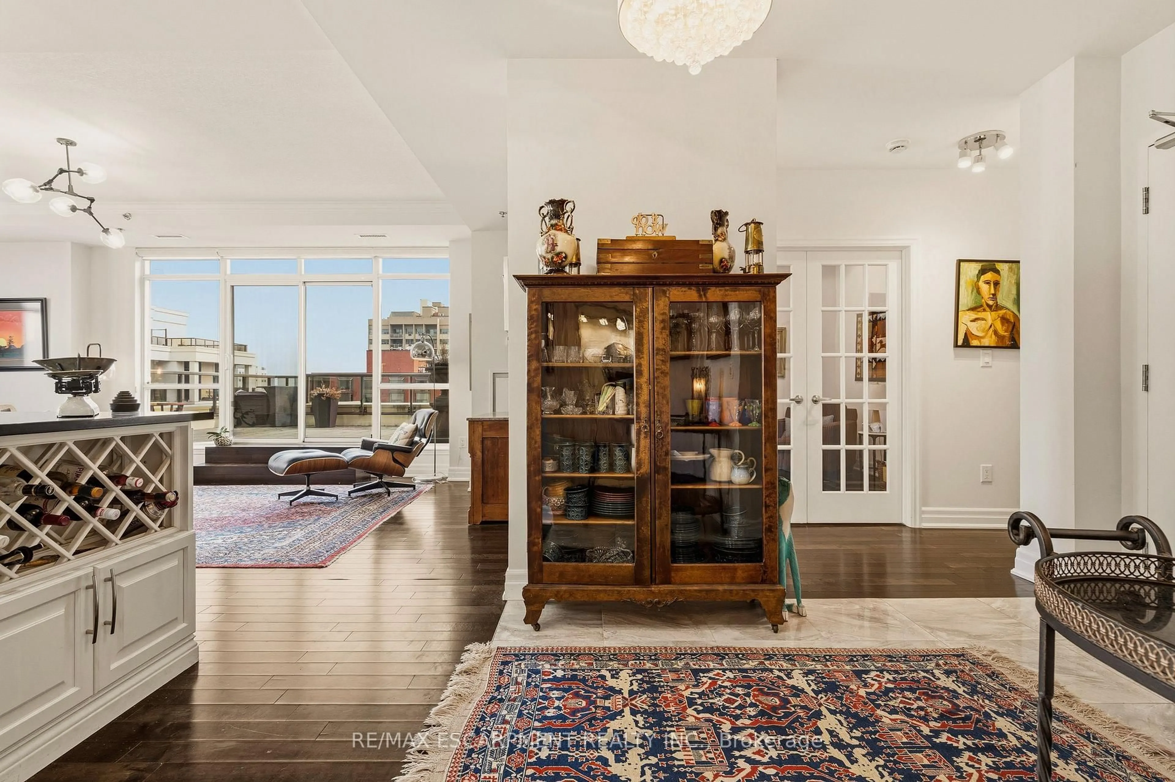 Indoor foyer for 90 CHARLTON Ave #PH1, Hamilton Ontario L8P 0B4