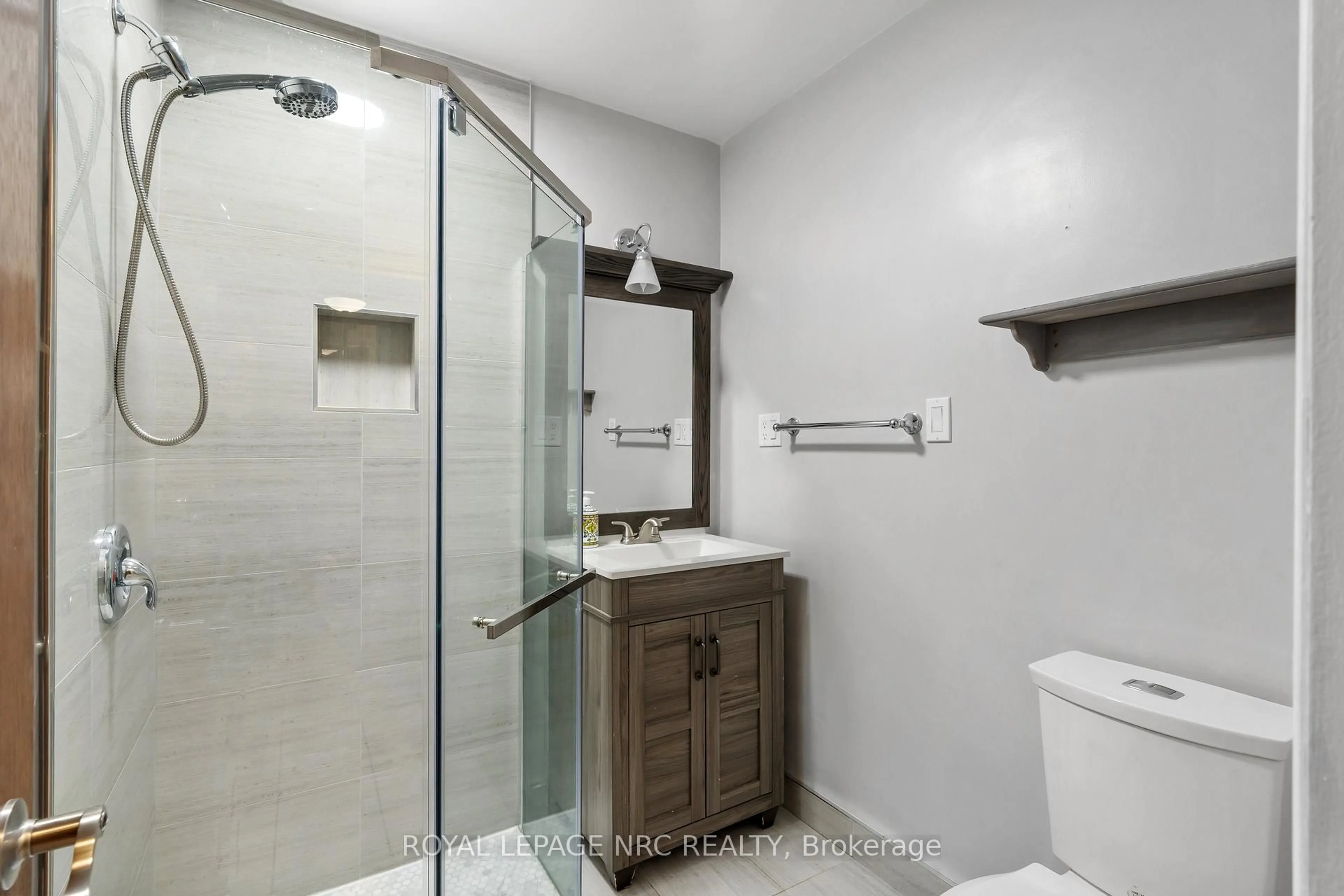 Standard bathroom, ceramic/tile floor for 64 Adel Dr, St. Catharines Ontario L2M 7E6