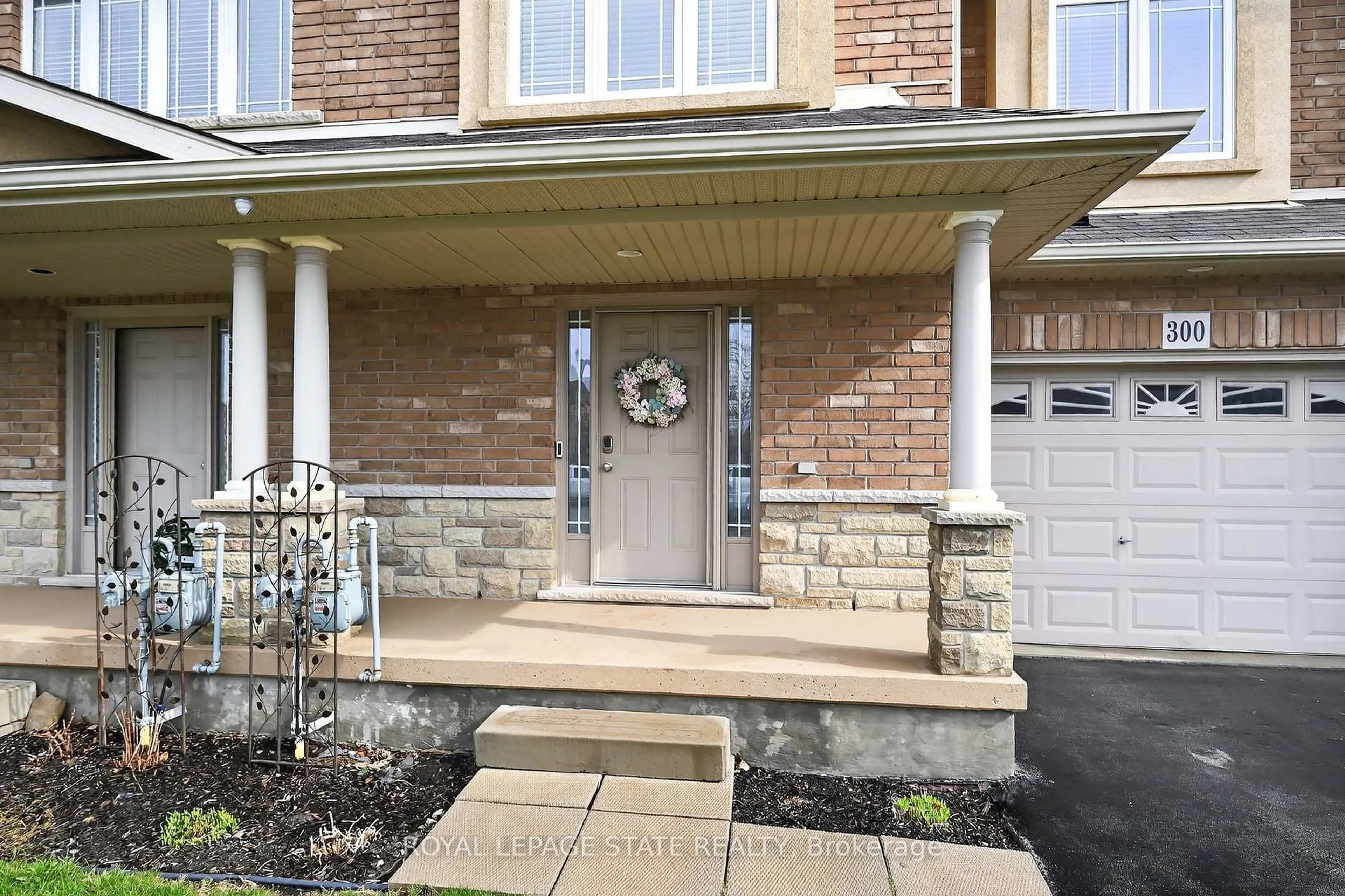 Indoor entryway for 300 Pinehill Dr, Hamilton Ontario L0R 1P0