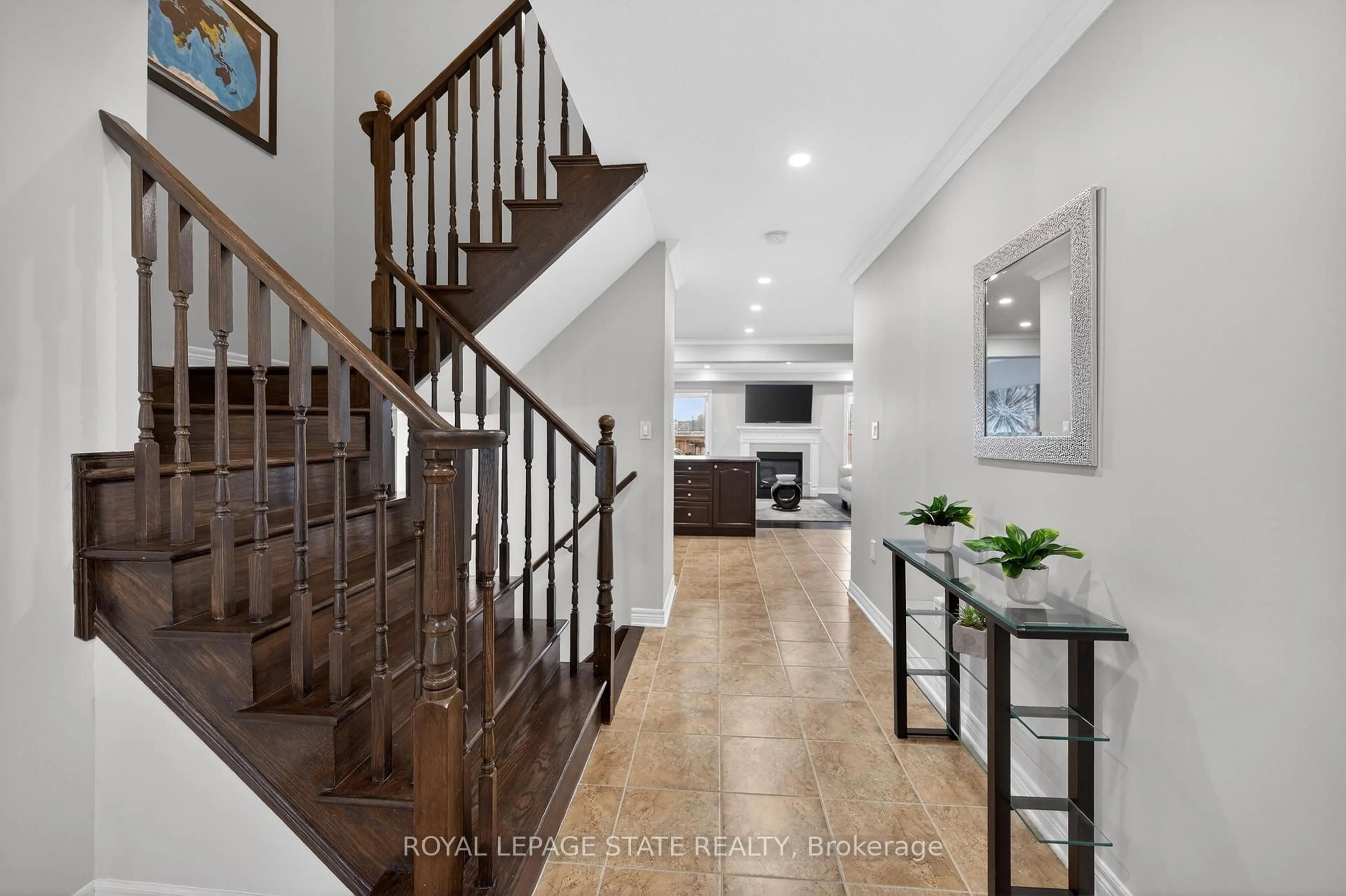 Indoor entryway for 300 Pinehill Dr, Hamilton Ontario L0R 1P0